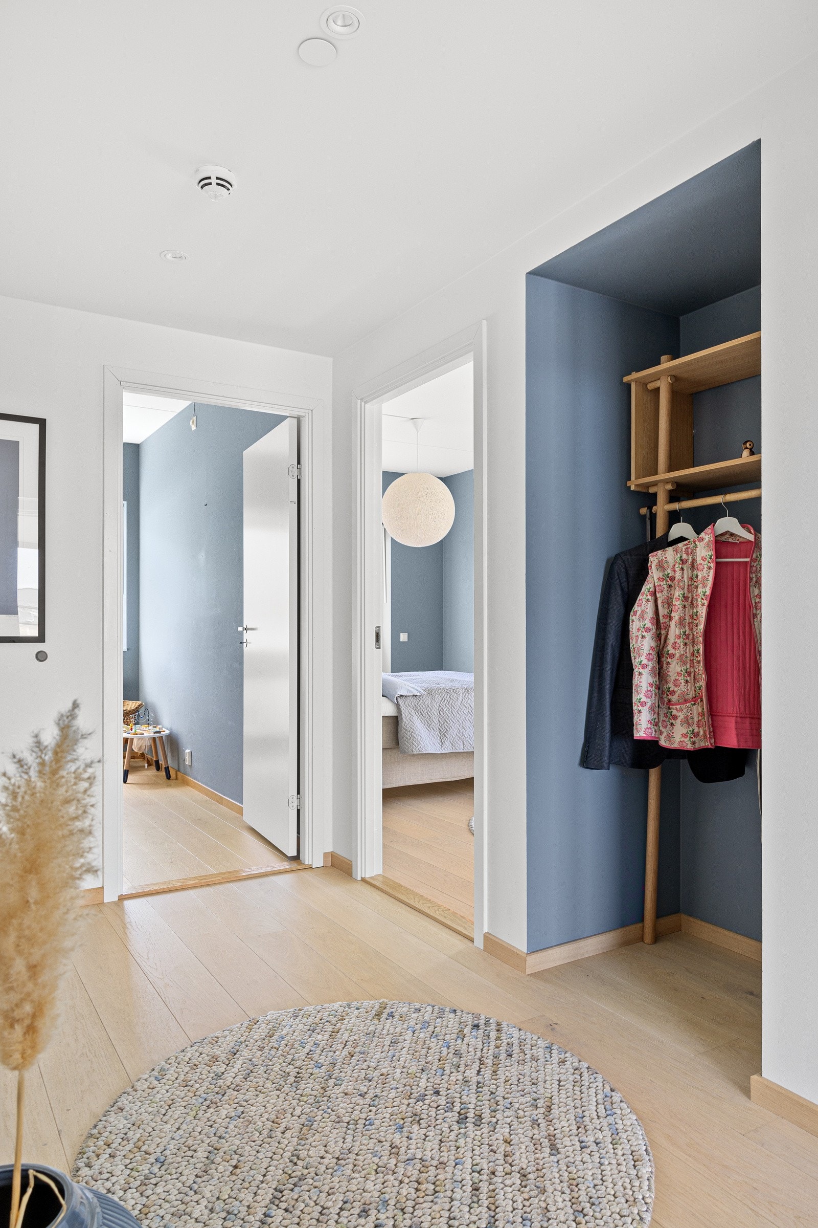 Praktisk garderobenisje i entréen Galleribilde