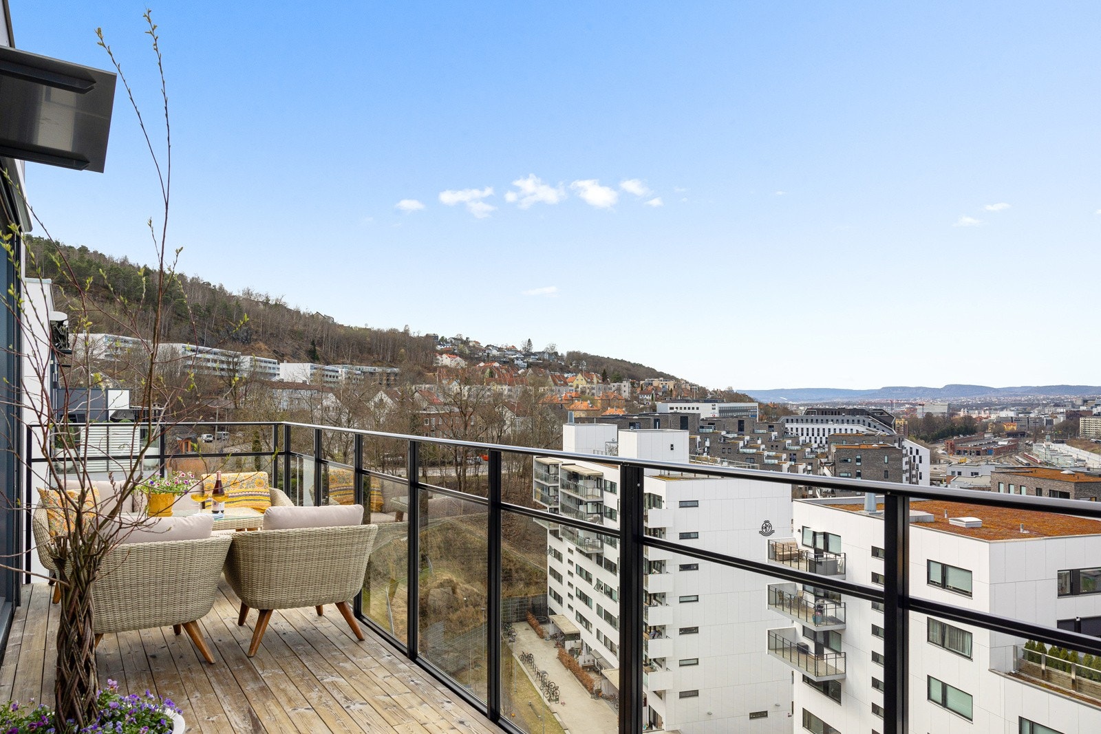 Fra stuen har du utgang til den vestvendte balkongen på hele 15 kvm Galleribilde