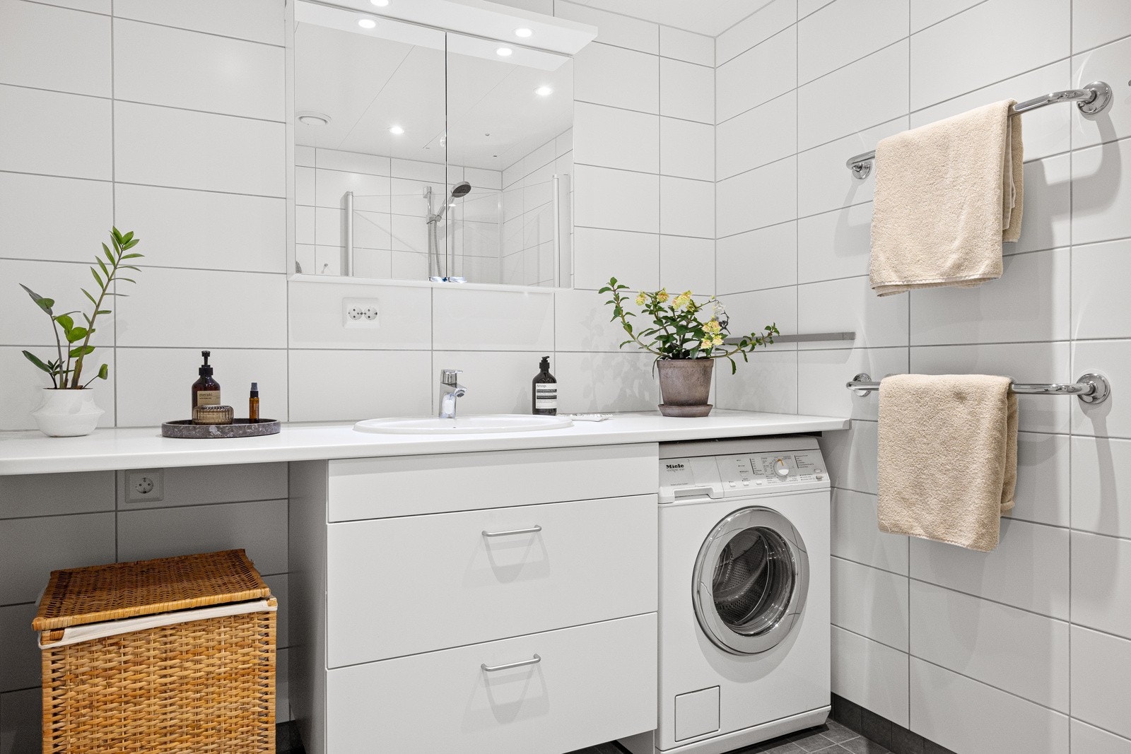 Det er opplegg for vaskemaskin på badet Galleribilde