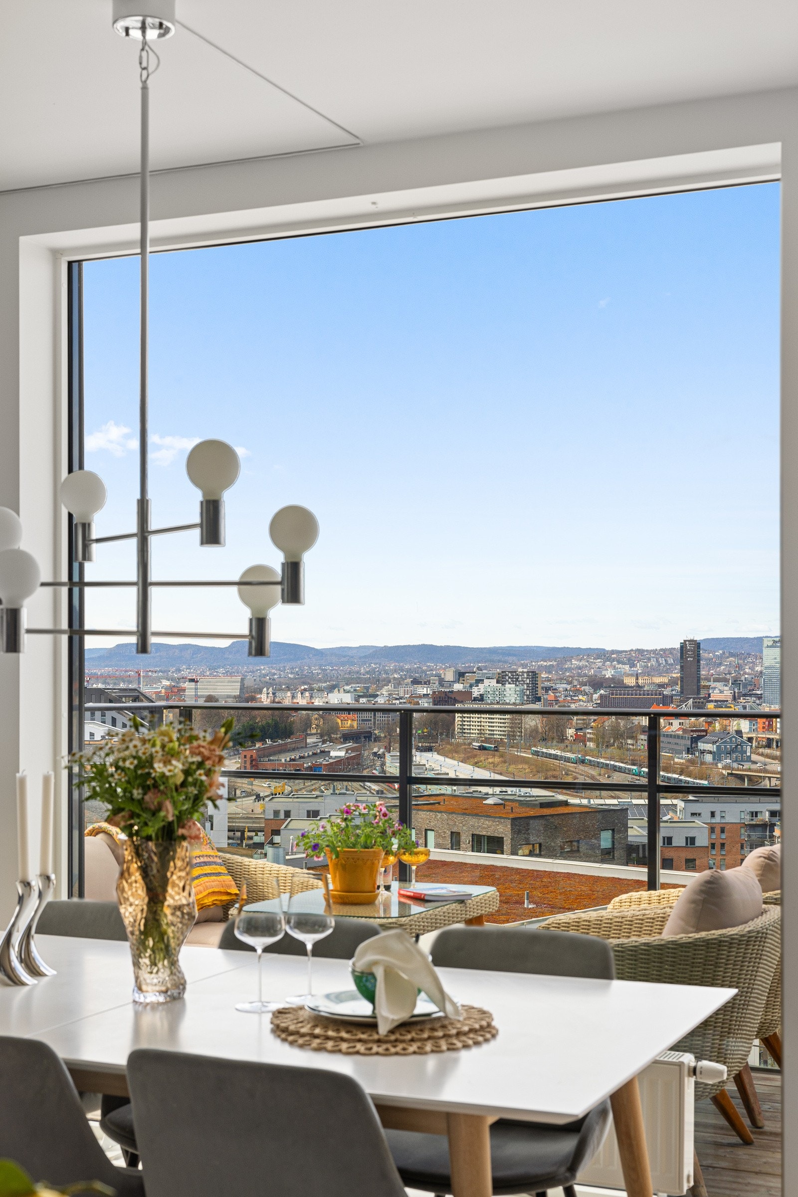Flott utsikt fra spisestuen (OBOS har tidligere valgt nettopp denne leiligheten for reklamefilm og symbol på eksepsjonelle utsiktsrike boliger) Galleribilde