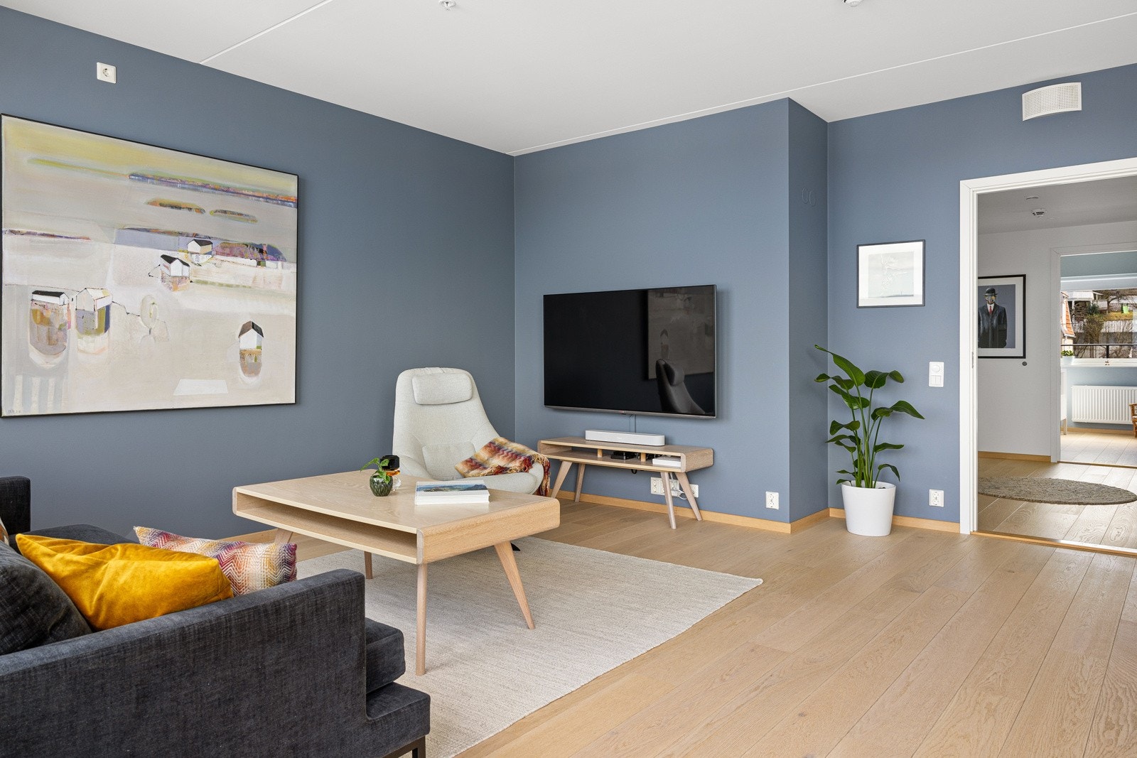 Det er enstavs eikeparkett på gulv samt at boligen er malt med delikate fargevalg Galleribilde