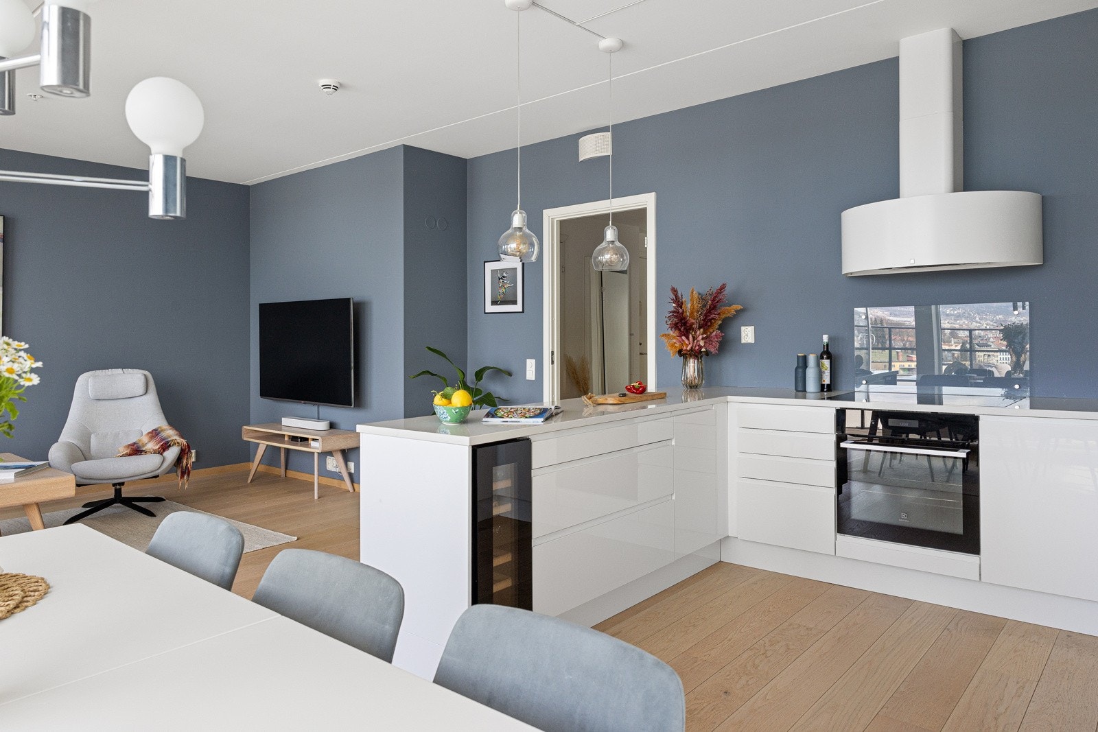 Alle hvitevarer som f.eks. vinskap er integrert i innredningen Galleribilde