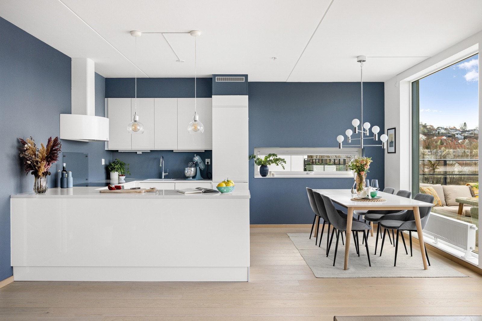 Påkostet kjøkken med rikelig benke- og skapplass Galleribilde