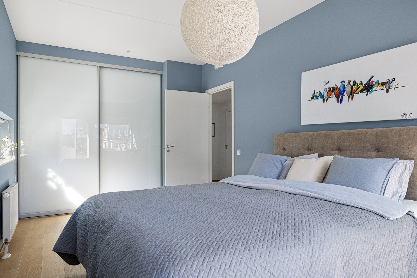 Plassbygget skyvedørsgarderobe på soverommet Galleribilde