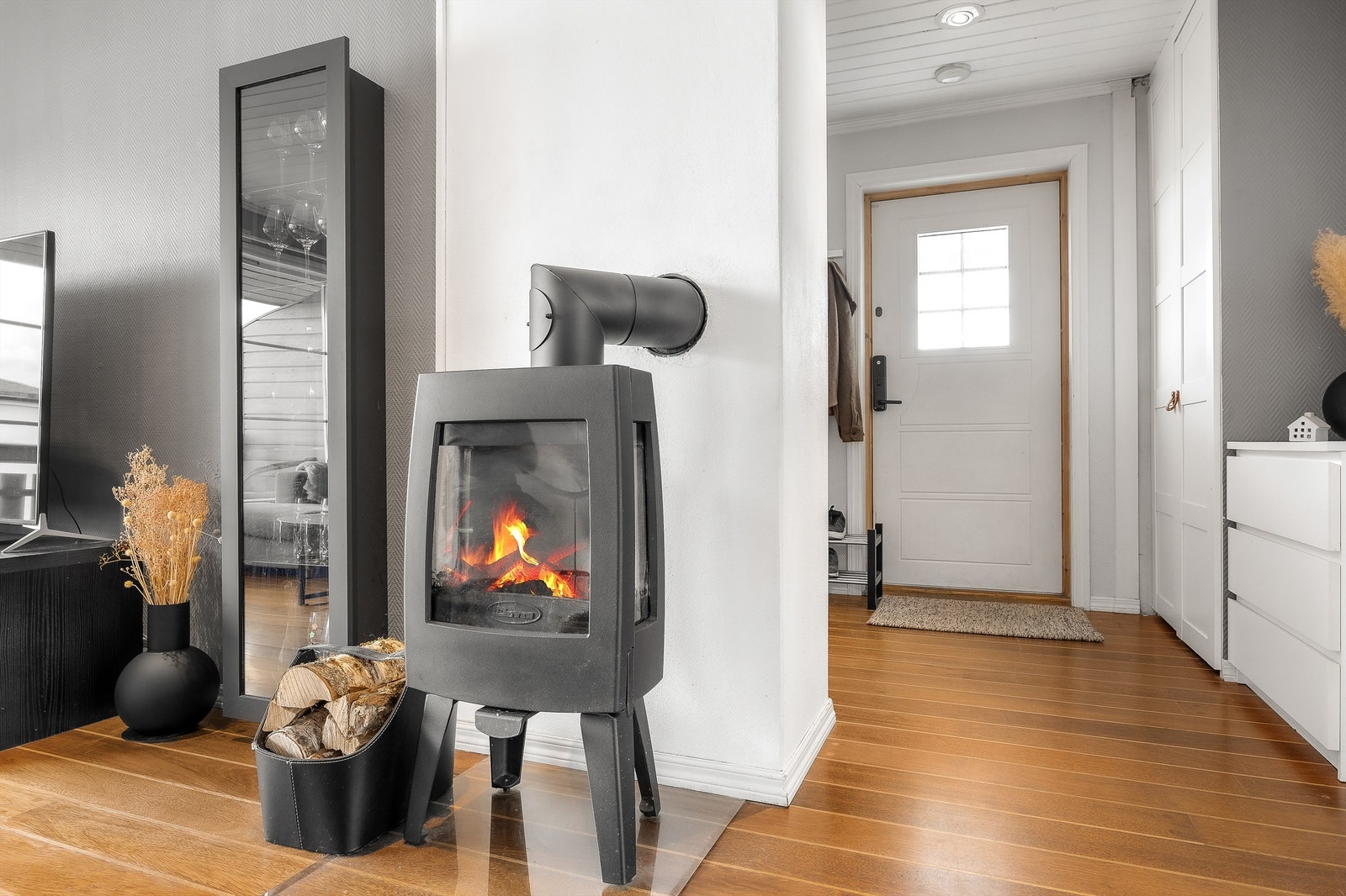 Midt i stuen er det plasser en koselig peisovn. Denne avgir både godt med varme og skaper en hyggelig atmosfære på vinterhalvåret. Galleribilde