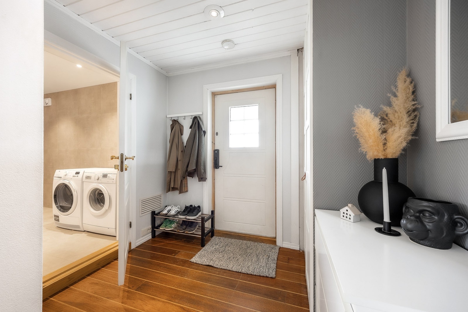 Leiligheten har en romslig entré med plassbygd garderobeskap for oppheng av yttertøy. Galleribilde