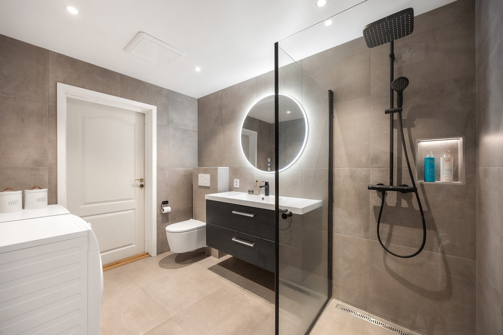 På badet er det og lagt opp til bruk av både vaskemaskin og tørketrommel Galleribilde