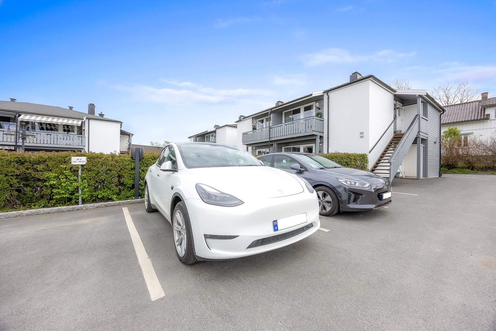 Leiligheten disponerer en parkeringsplass, med installert el-bil lader. Galleribilde