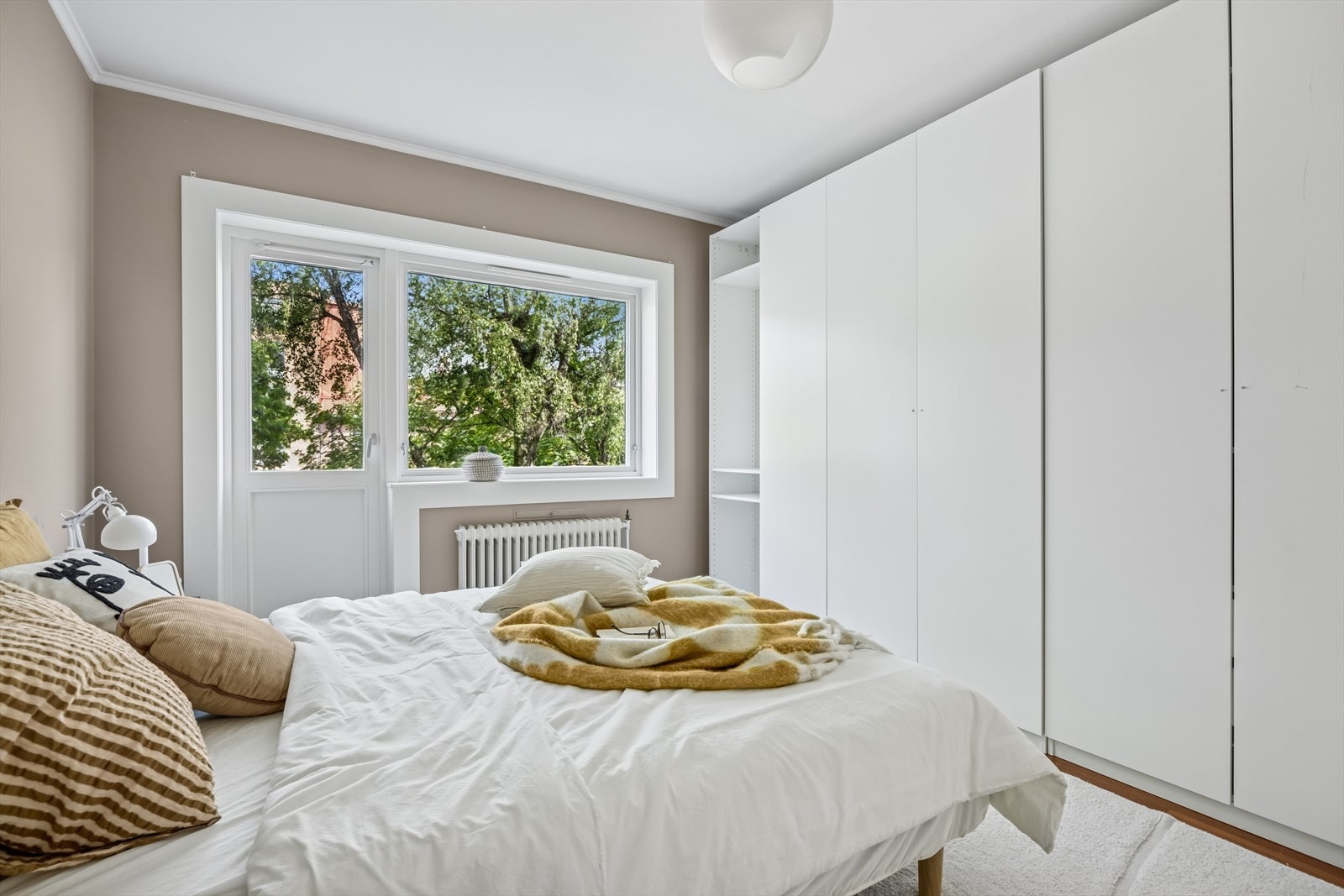 Smart garderobeløsning med god lagringsplass til å gjemme unna klær og diverse. Galleribilde