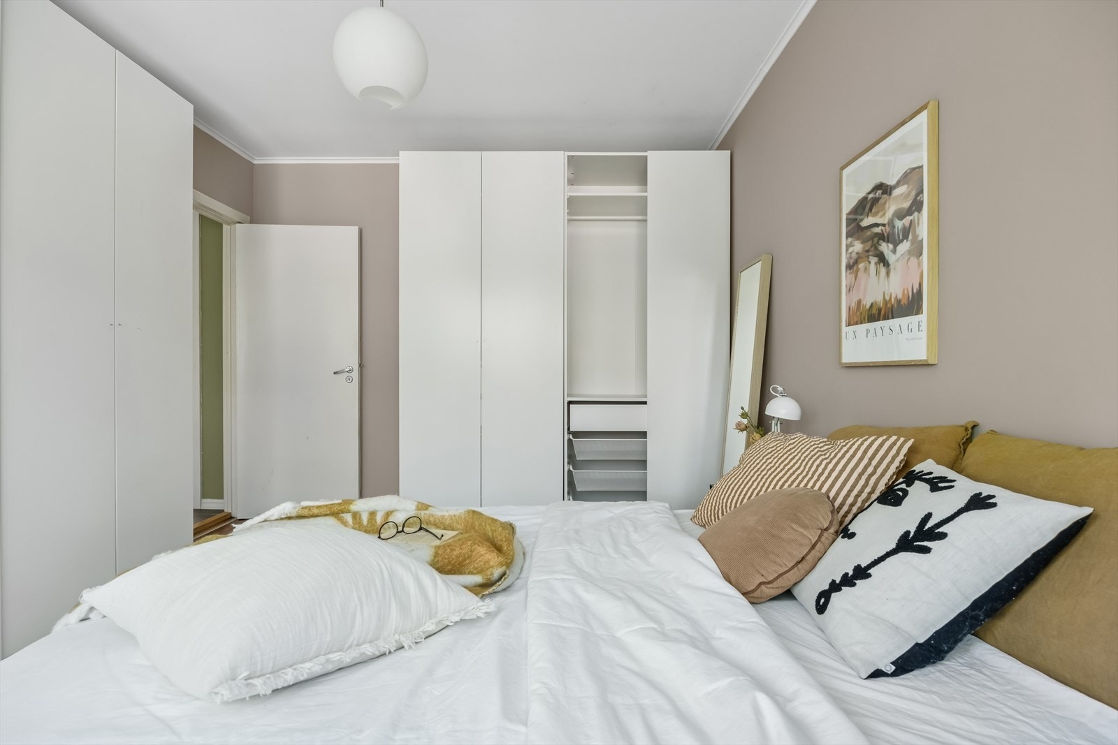 God plass til stor dobbeltseng og nattbord. Galleribilde