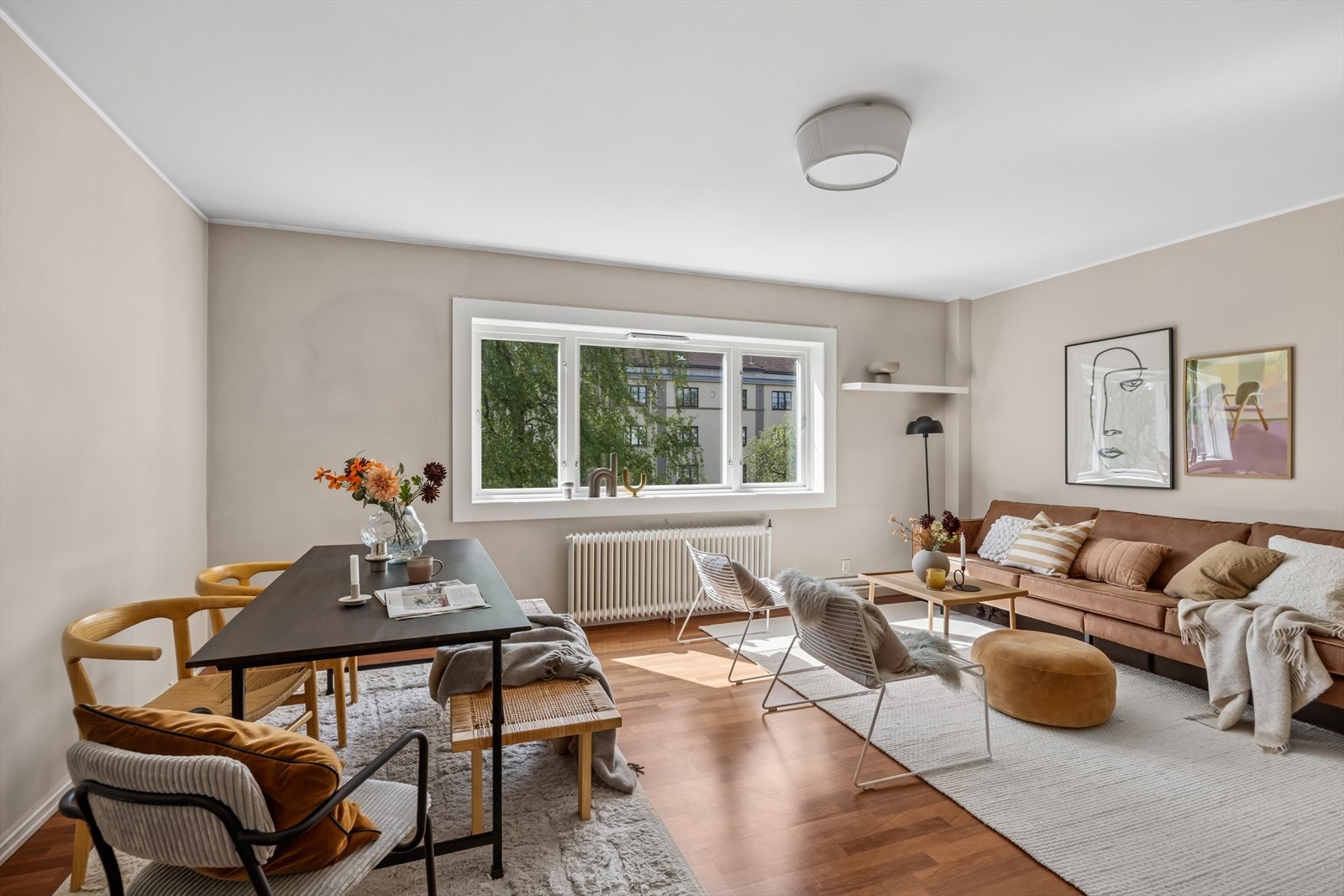 Den gode planløsningen sørger blant annet for en møbleringsvennlig stue med plass til hyggelig spisebord. Galleribilde