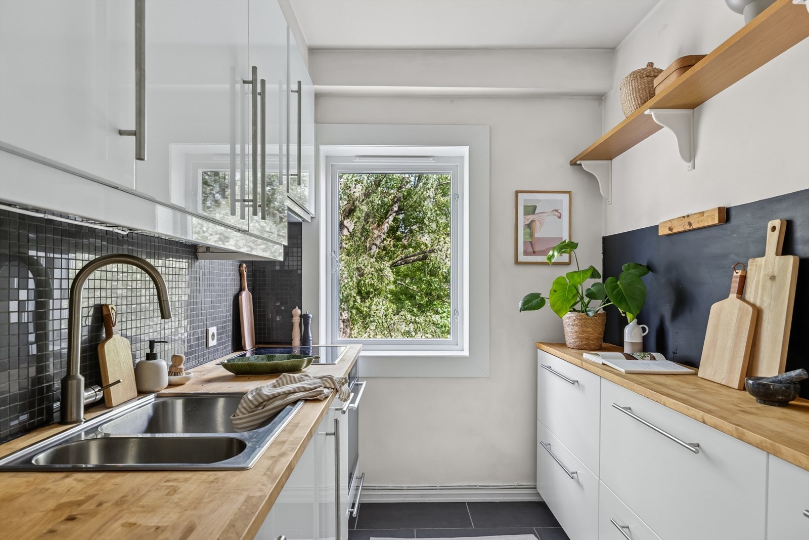 Ifølge tidligere salgsoppgave ble kjøkkenet pusset opp i ca 2015. Her får du glatte fronter og benkeplate i heltre. Her kan du kokkelere med herlig idyllisk utsikt ut mot frodige grønne omgivelser. Galleribilde