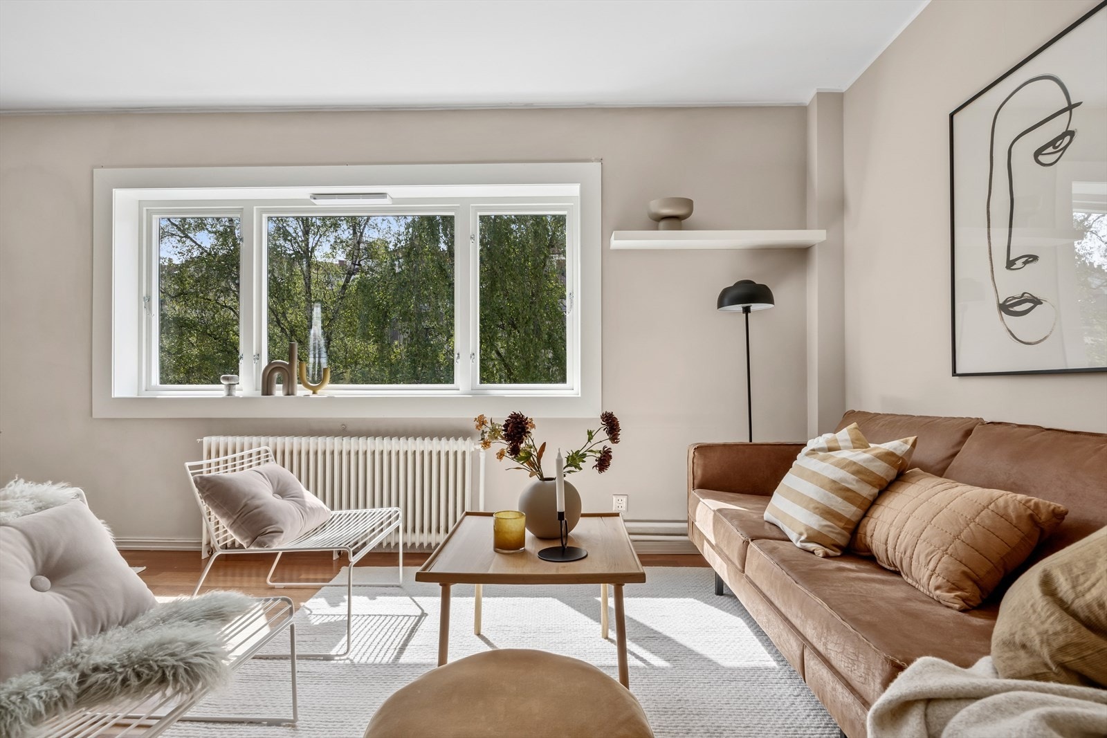 Borettslaget har nylig vært igjennom omfattende oppussing av både fasade og vinduer. Ny eier kan derfor ha gleden av å flytte inn i en bolig med helt nye vinduer fra 2024, og fin tiltalende fasade. Galleribilde