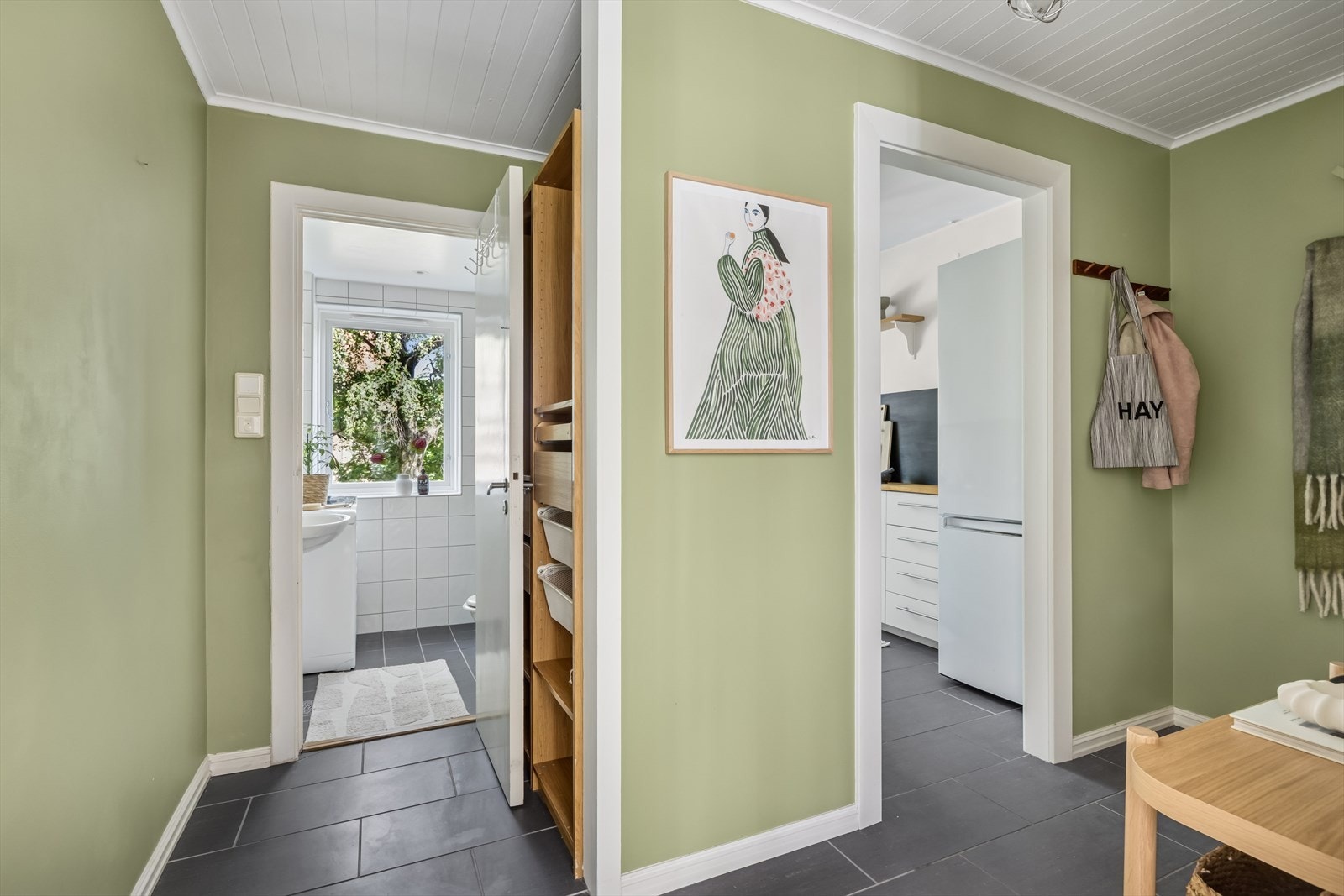 Velkommen inn! Nymalte overflater på vegger i 2023 i gang og soverom. Galleribilde