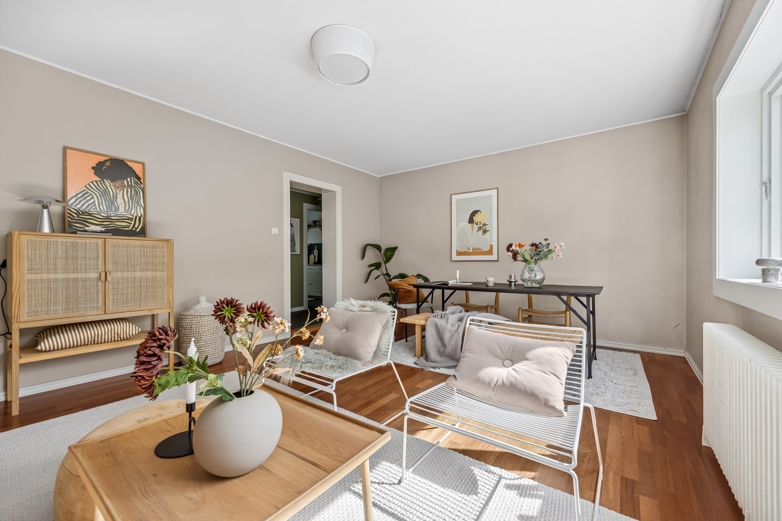 Stuen åpner mot entréen, som leder videre til kjøkken, soverom og bad. Galleribilde