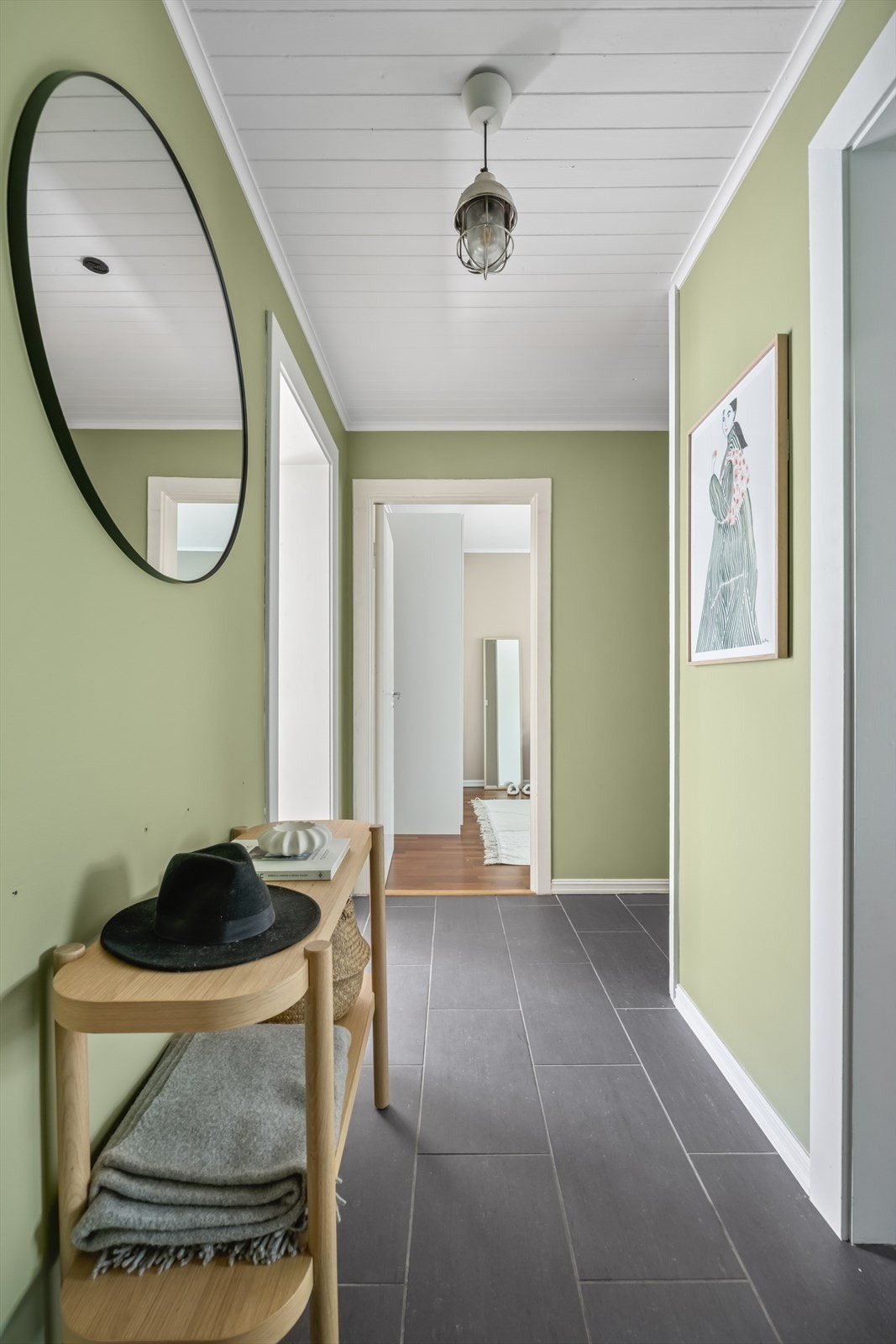 Leiligheten disponerer også 2 boder med god lagringsplass. Loftsbod: Ca 3, 45 kvm, gulvareal ca 8,2 kvm. Kjellerbod: Ca 5,5 kvm. Galleribilde