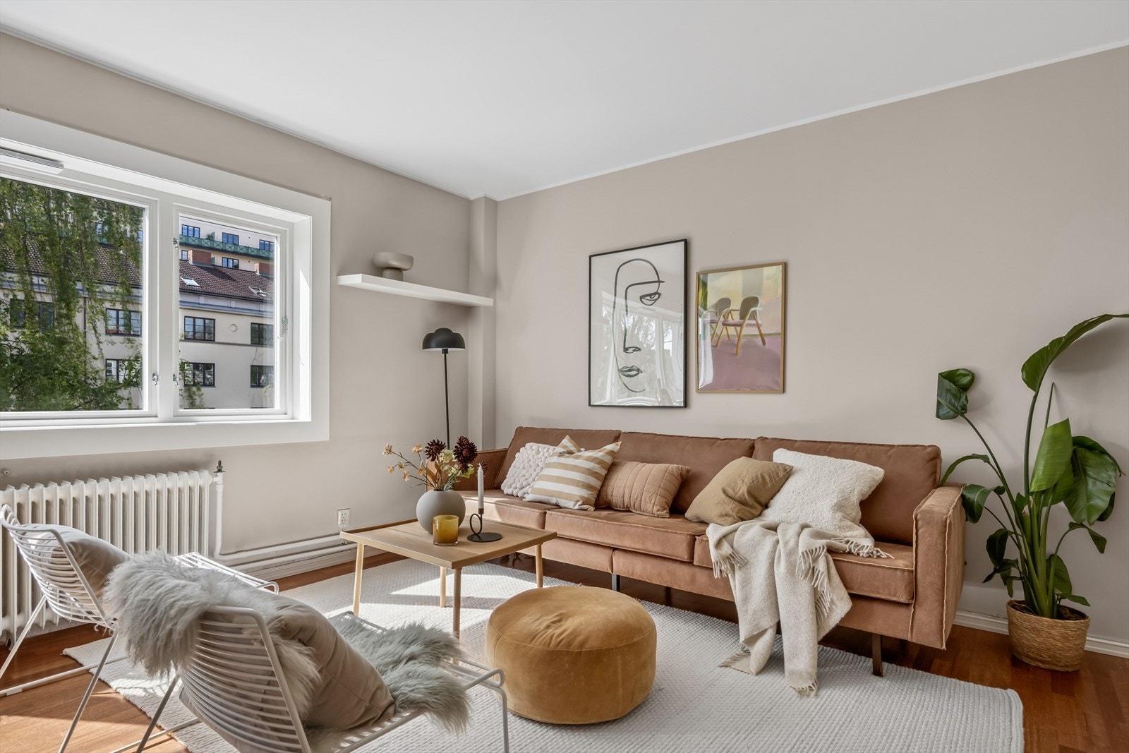 Stuen byr på god størrelse som gir rom for koselig sofagruppe med plass til gjester. Både varmtvann og fyring er inkludert i felleskostnadene, samt internett. Boligen har også hatt et lavt energiforbruk på ca 2153 kWh i 2023. PS, dette er individuelt. Galleribilde