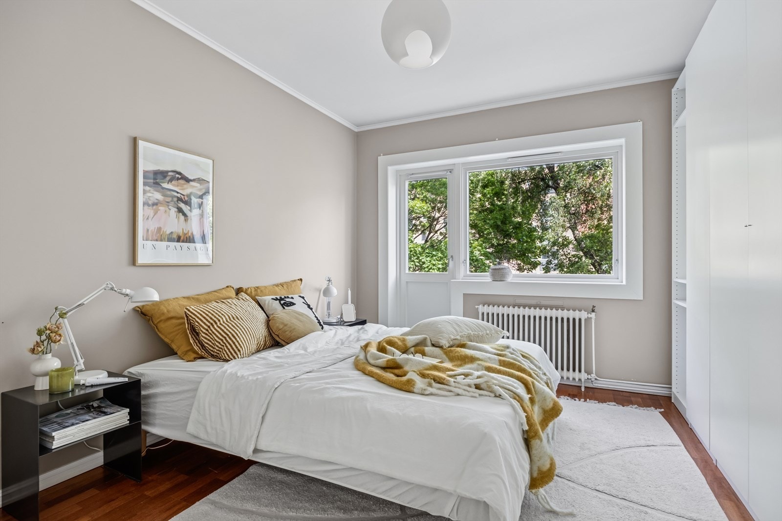 Innbydende soverom som vender ut mot rolige omgivelser. Galleribilde