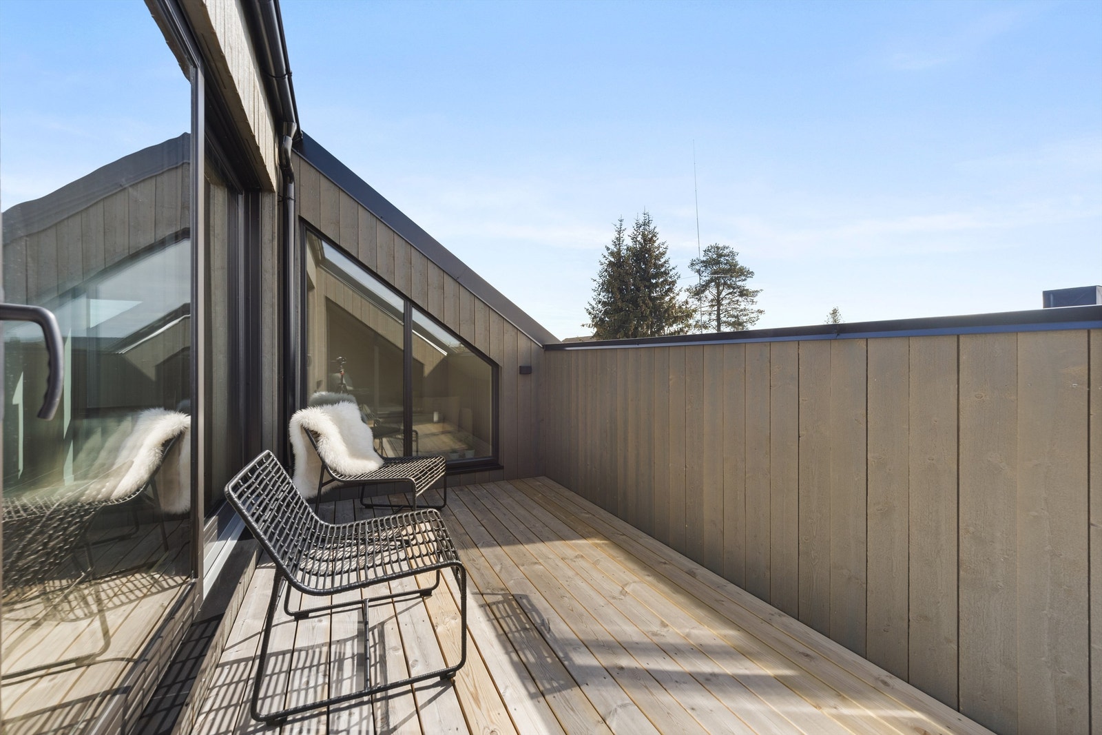 Usjenert takterrasse med gode solforhold og god utsikt. Galleribilde