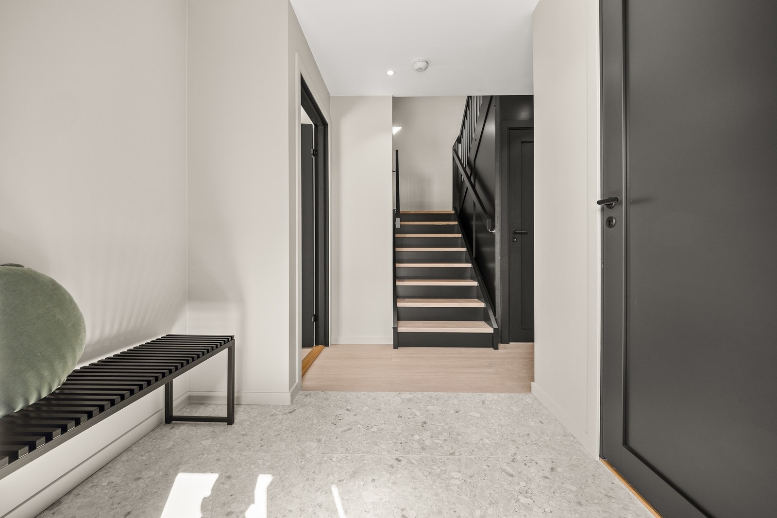 Velkommen inn gangen er flislagt med varmekabler. Galleribilde