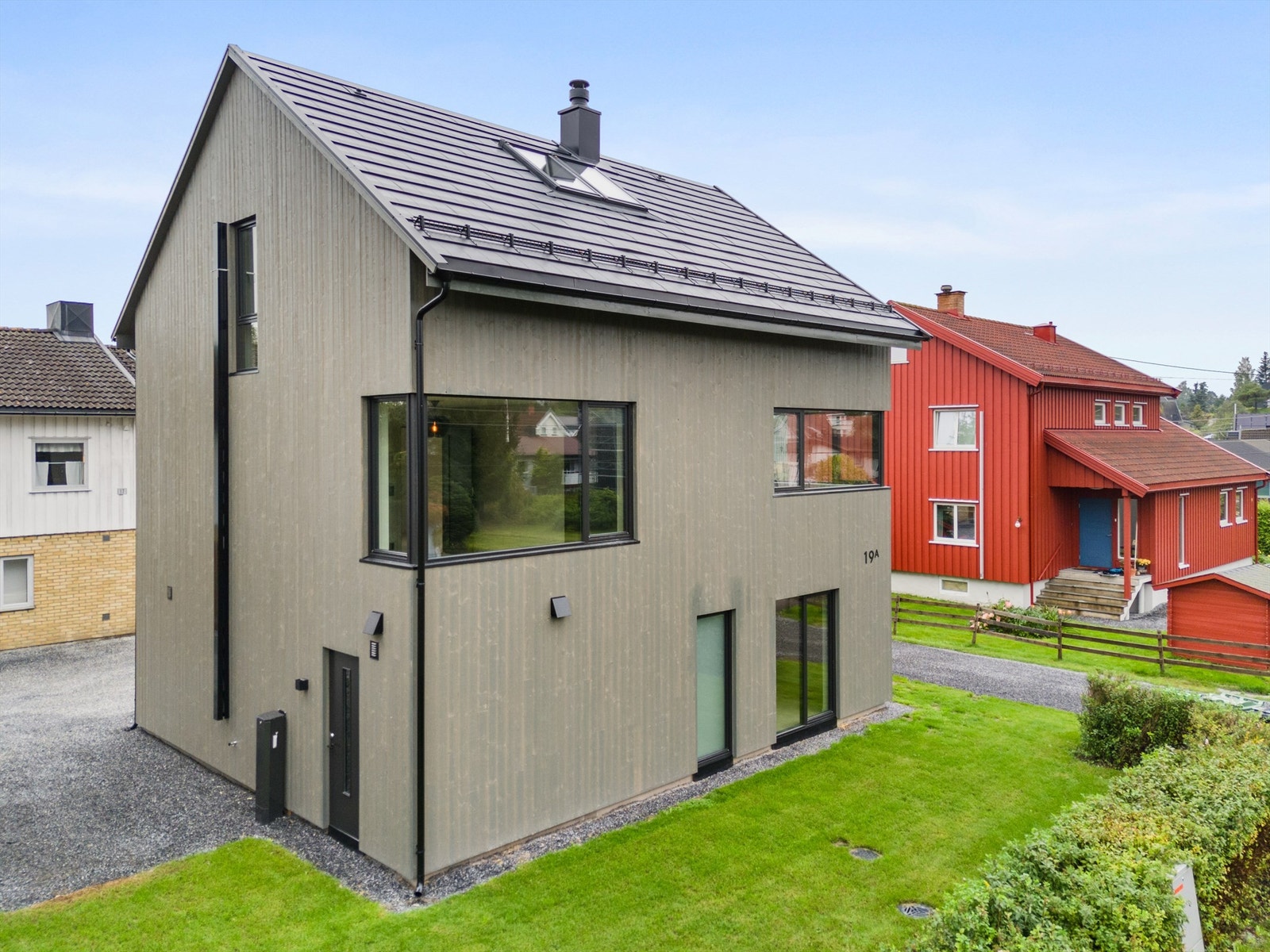 Fasaden har store vinduer som slipper inn godt med lys. Galleribilde