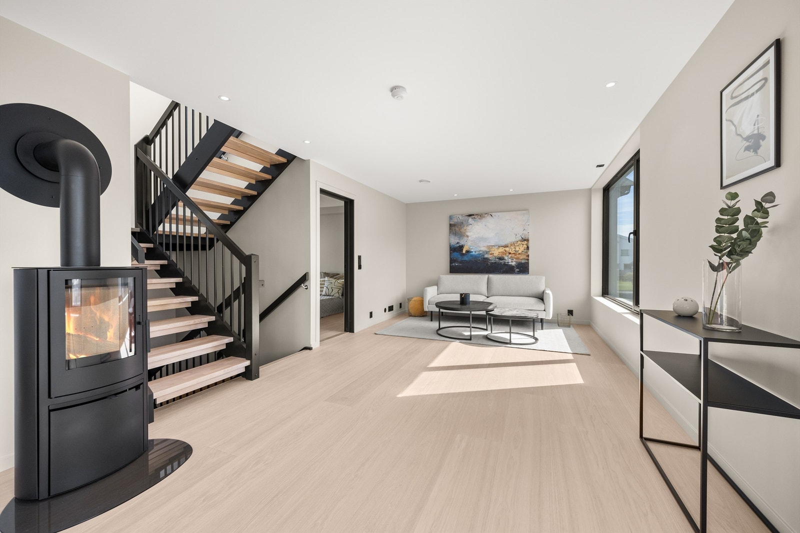 Stor luftig stue med vedovn Galleribilde