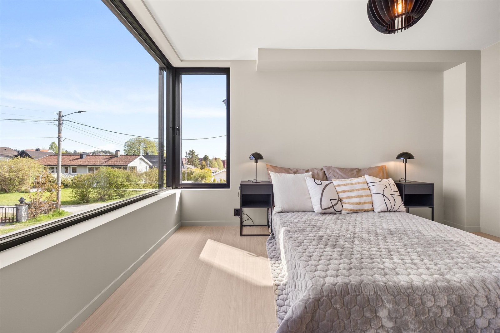 Master bedroom med eget bad Galleribilde