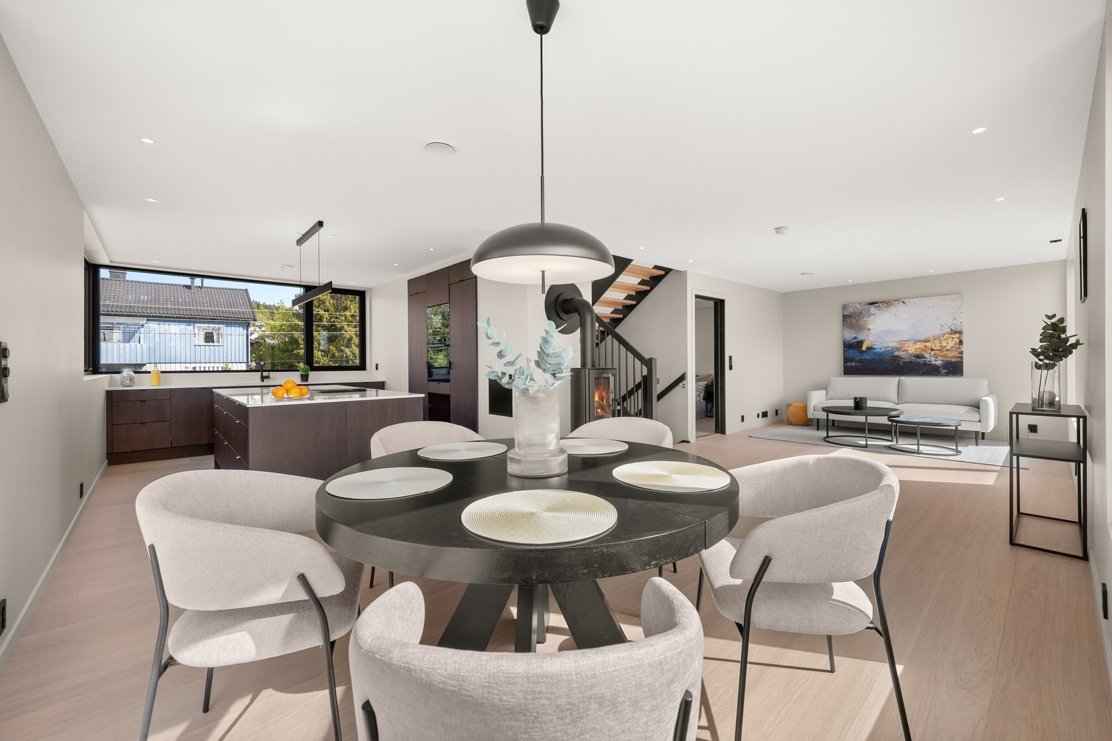 Stue med plass for flere soner, stort ekslusivt kjøkken. Galleribilde