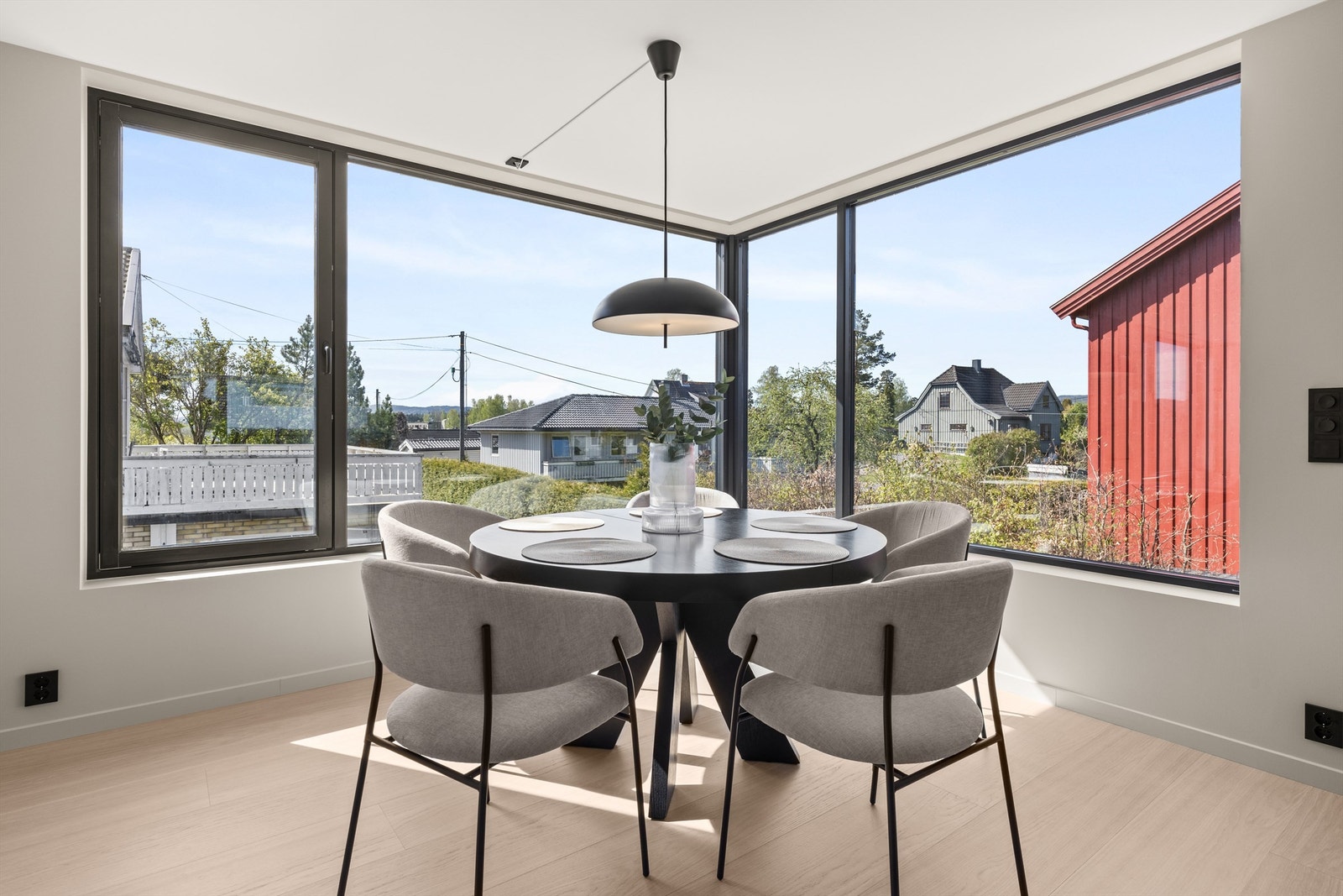 Spiseplass har store vinduer som gir en god atmosfære ved borde Galleribilde