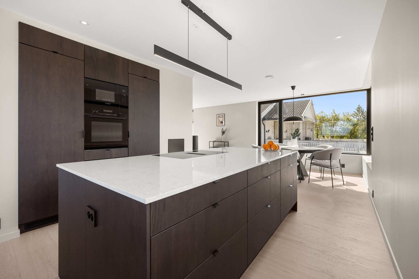 Flott kjøkken med integrerte hvitevarer. Kjøkkenet har høy standard Galleribilde