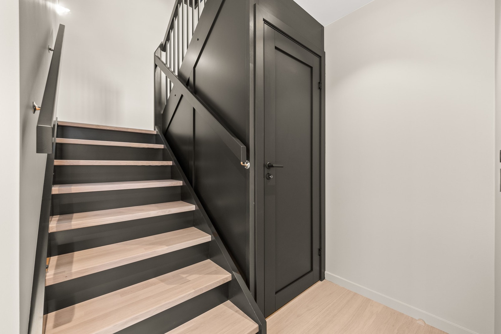 Lagring under trappen Galleribilde