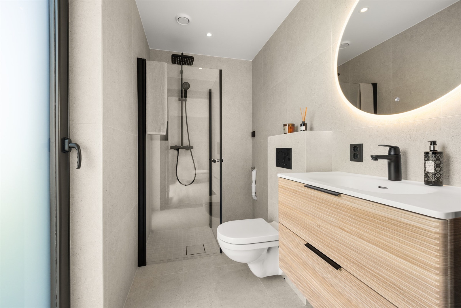 Lekkert bad med opplegg for vaskemaskin Galleribilde