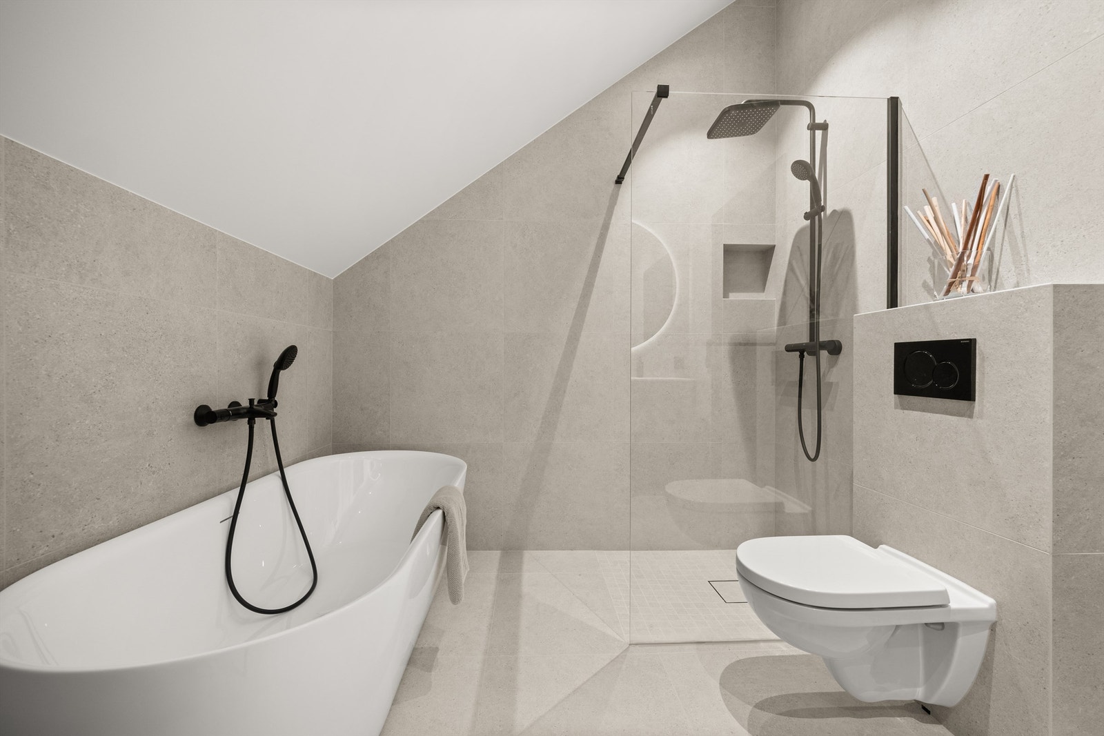 Stort lekkert bad med dusj, badekar og wc. Ekslusive fliser og detaljer som går igjen i hele huset. Galleribilde