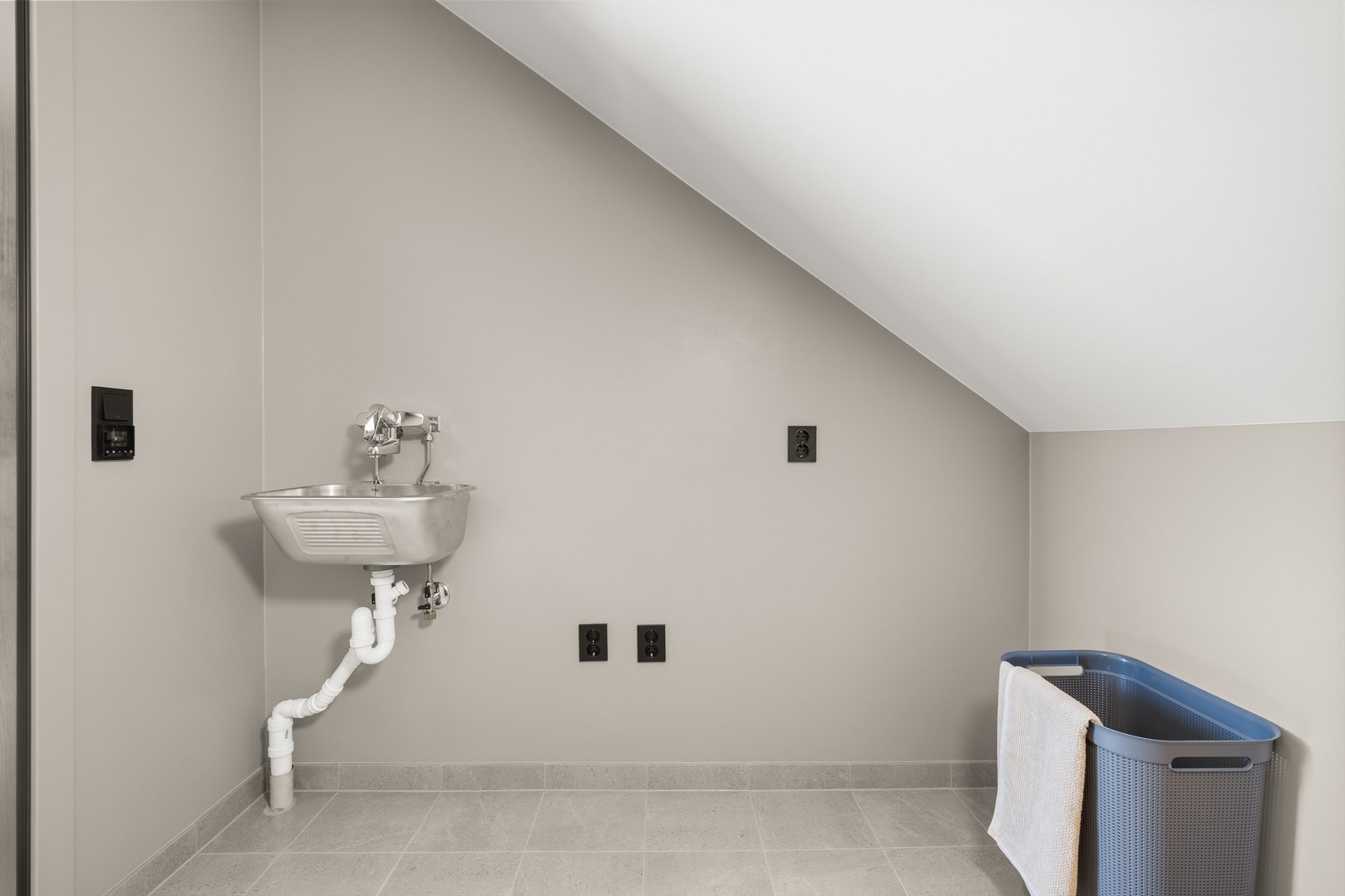 Vaskerommet har opplegg for vaskemaskin og tørketrommel. Galleribilde