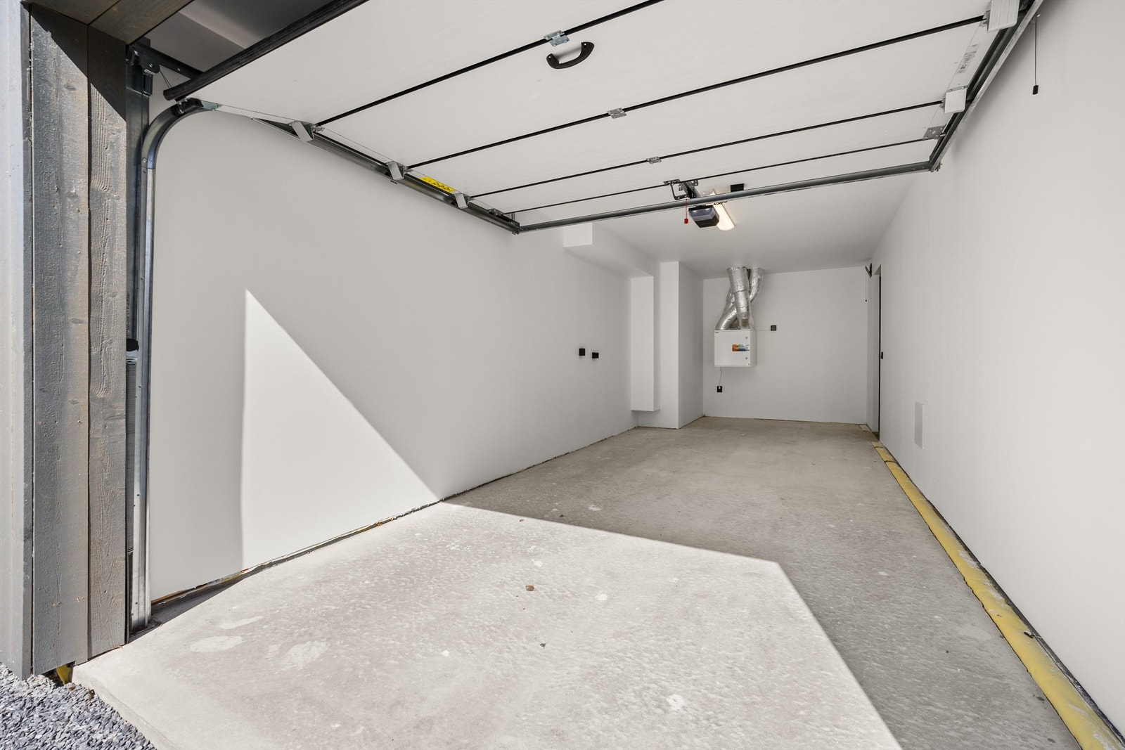 Romslig garasje som har egen inngang i bakkant Galleribilde