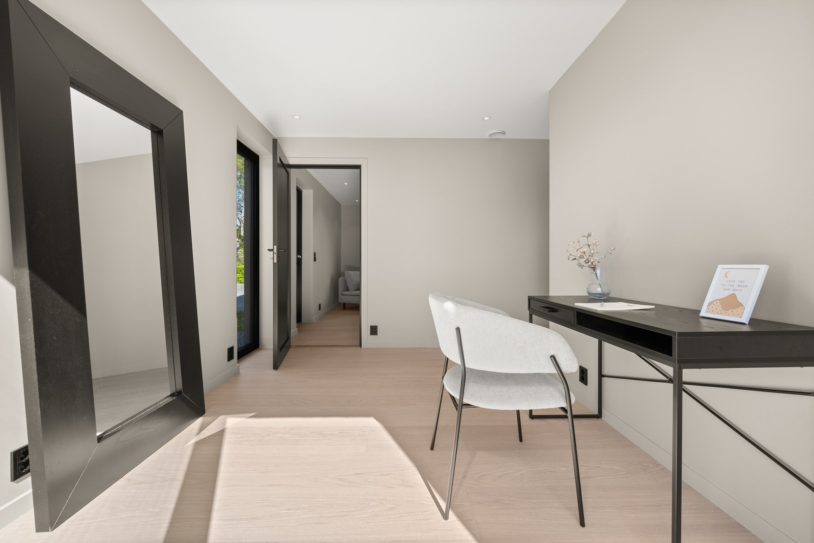 Stue i 1 etasje som kan benyttes som soverom. Galleribilde