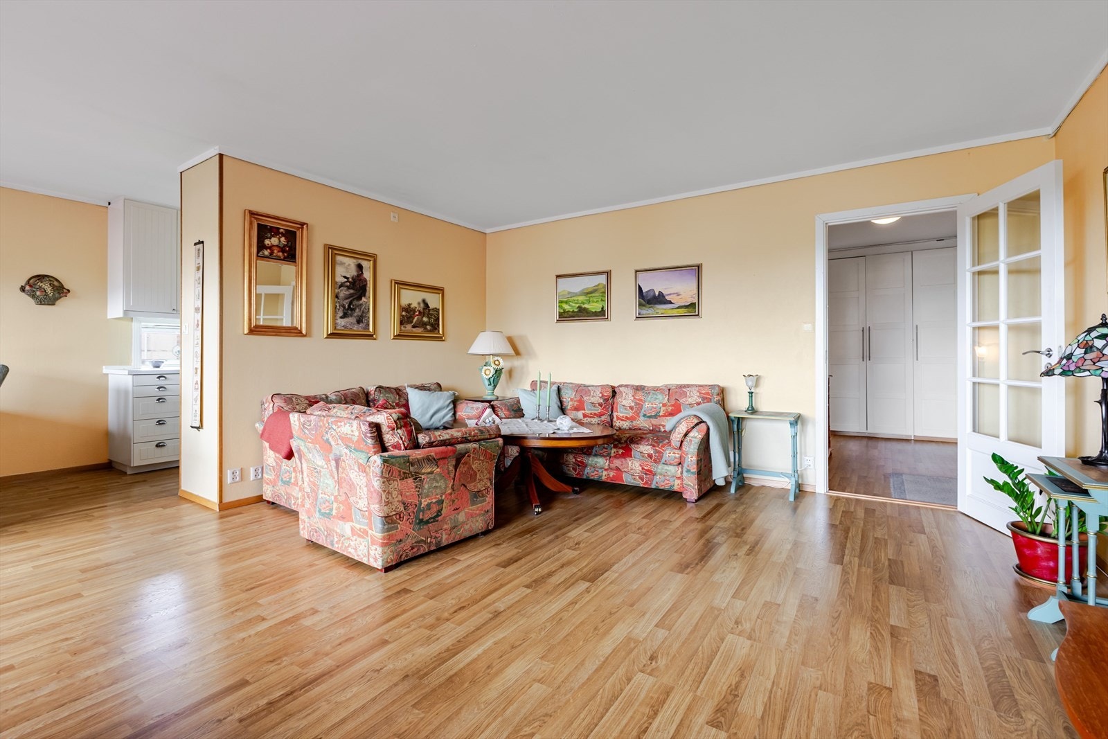 God plass til en romslig sofakrok. Galleribilde