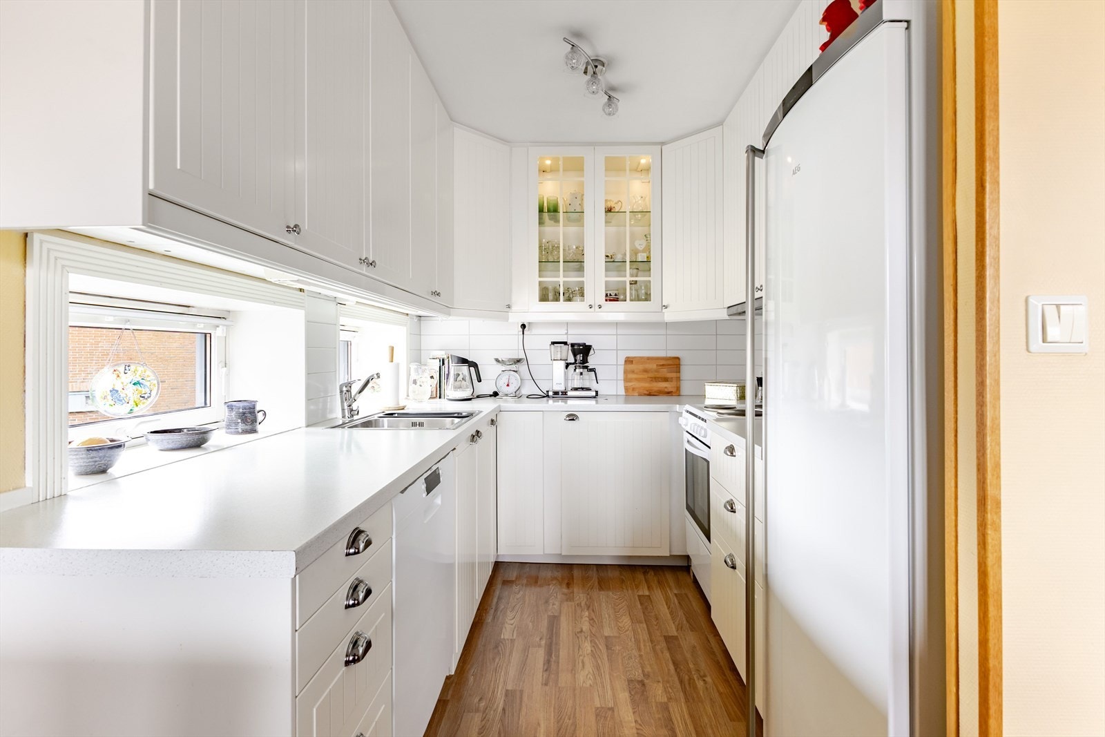 Kjøkkenet er i delvis åpen løsning med stuen. Galleribilde