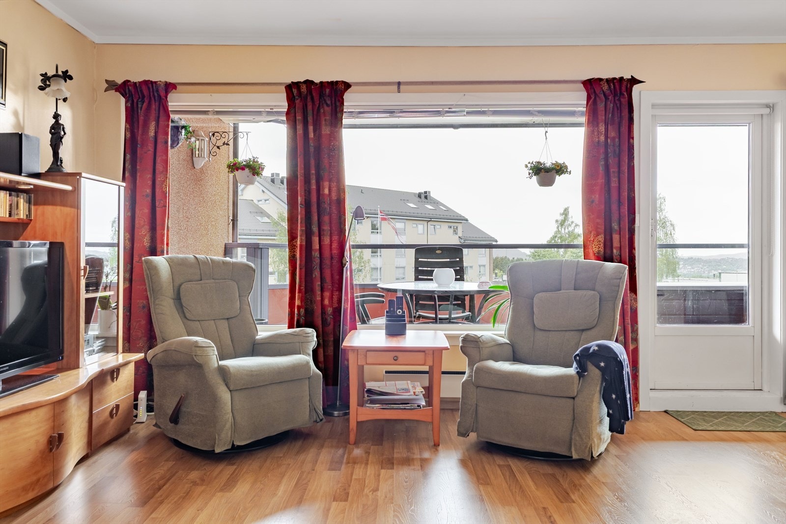 Her er det gode vindusflater langs sørvest-veggen, som gir godt med naturlig lys til hele stuen. Galleribilde