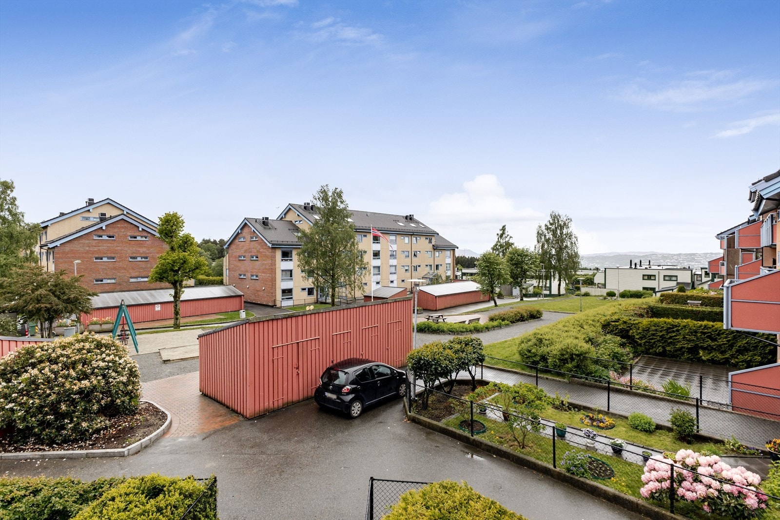 Det er gangavstand til barnehager, barne- og ungdomsskole, videregående skole og buss som tar deg direkte til Bergen sentrum, Loddefjord terminal og Oasen. Galleribilde