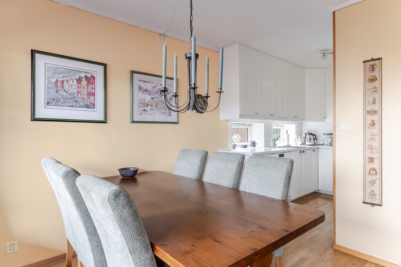 Her er det plass til et romslig spisebord. Galleribilde