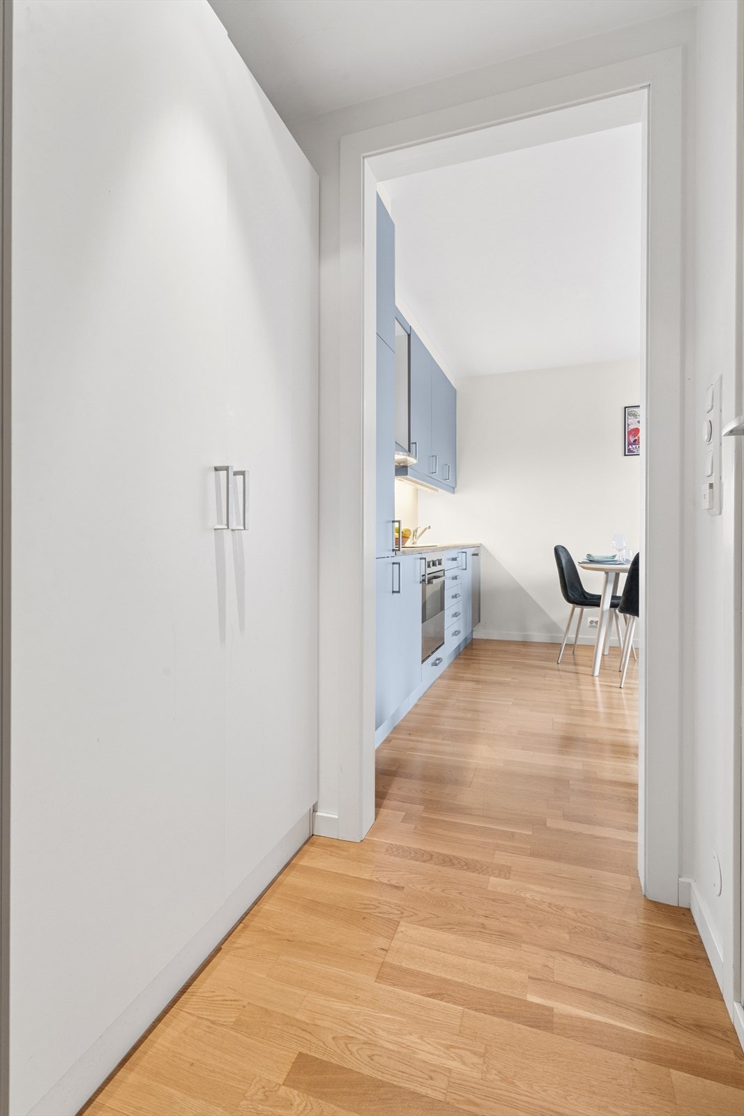 Garderobeskap i entré for sømløs oppbevaring. Galleribilde