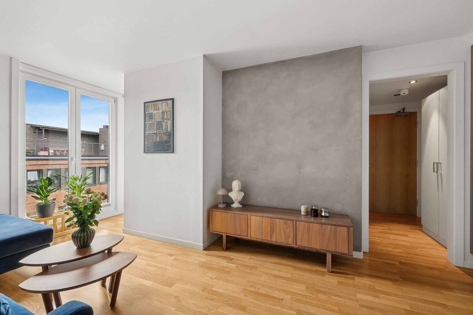 Leiligheten har en nydelig intern beliggenhet i bygget vendt mot bakgård og kun en etasje opp til flott, felles takterrasse. Galleribilde