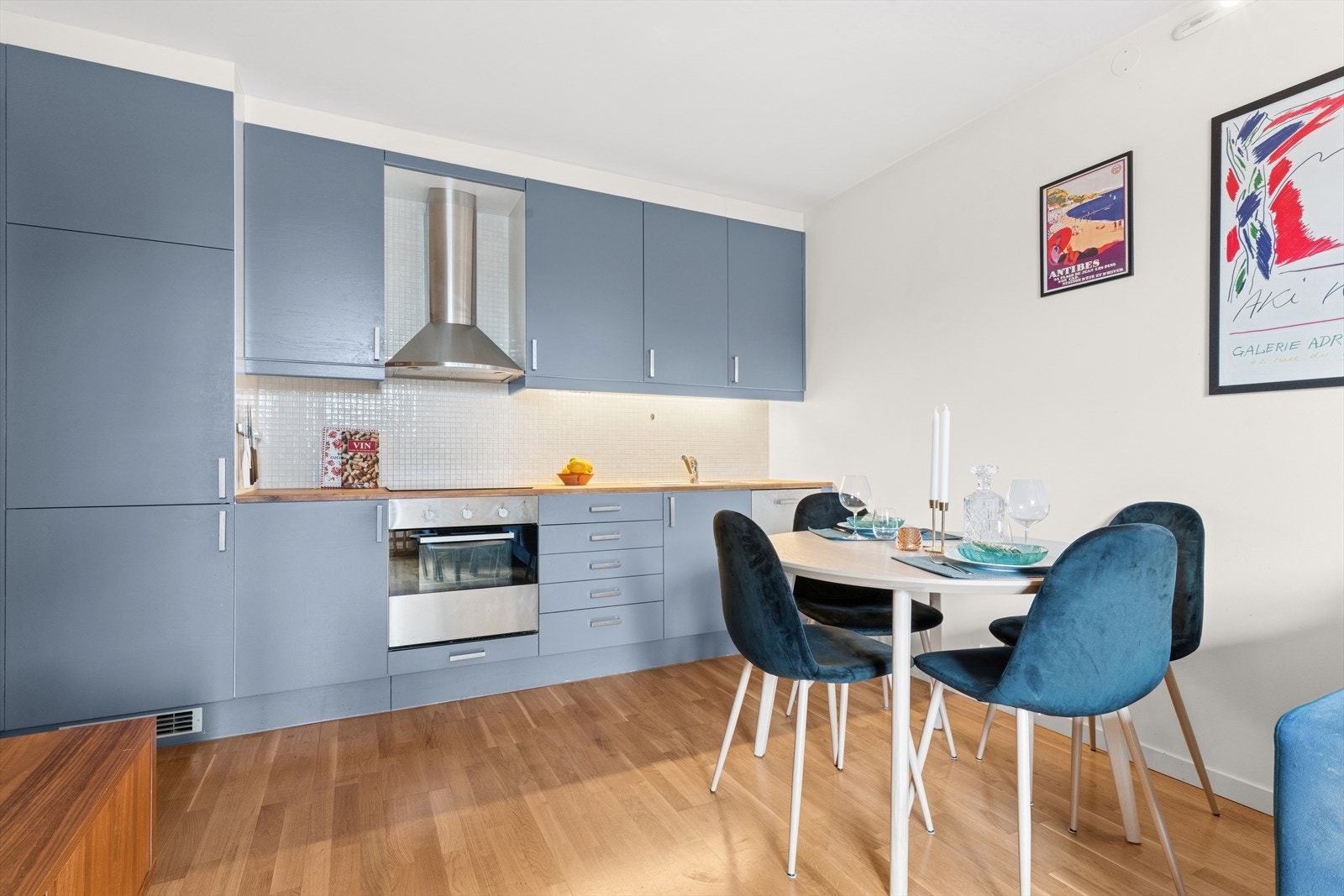 Stue og kjøkken er i åpen løsning og byr på en arealeffektiv planløsning. Galleribilde