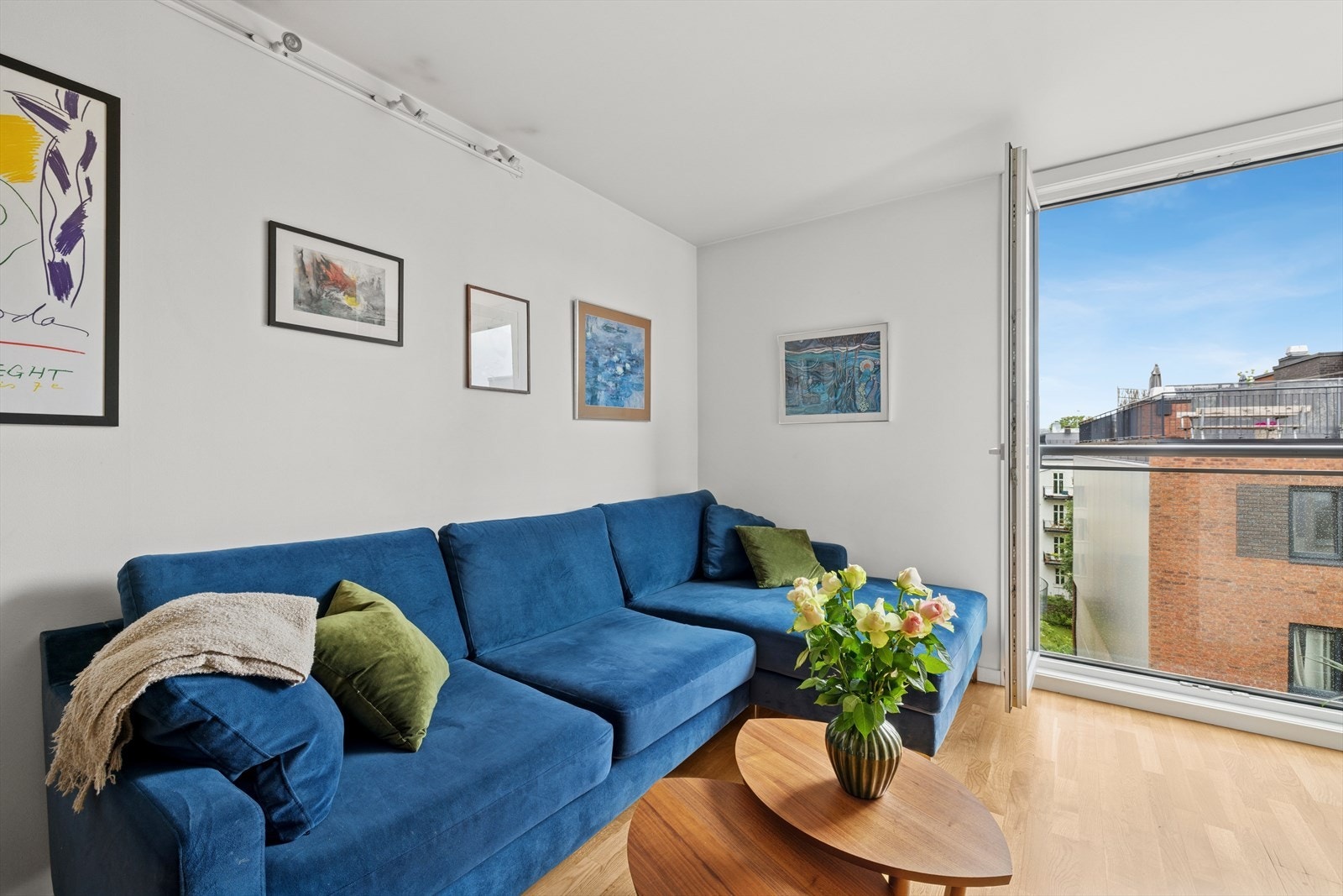 Stuen fremstår lys og luftig, med rikelig naturlig lys som strømmer inn gjennom den franske balkongdøren. Galleribilde