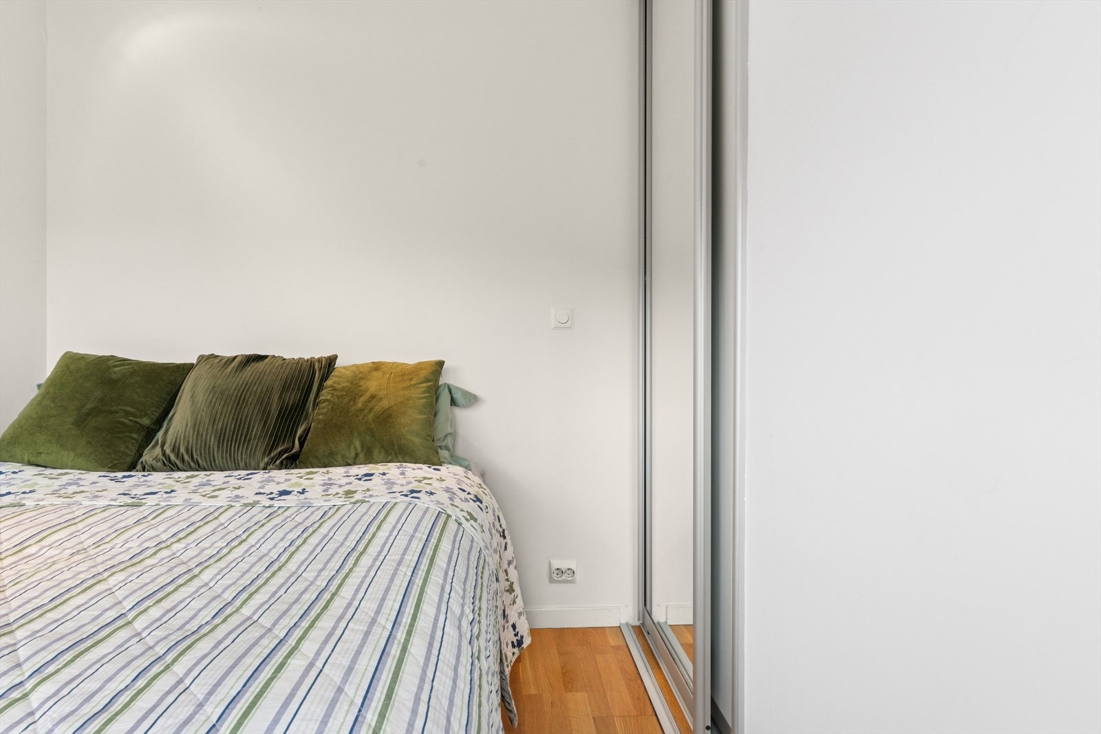 Garderobeskap med skyvedører følger med. Galleribilde