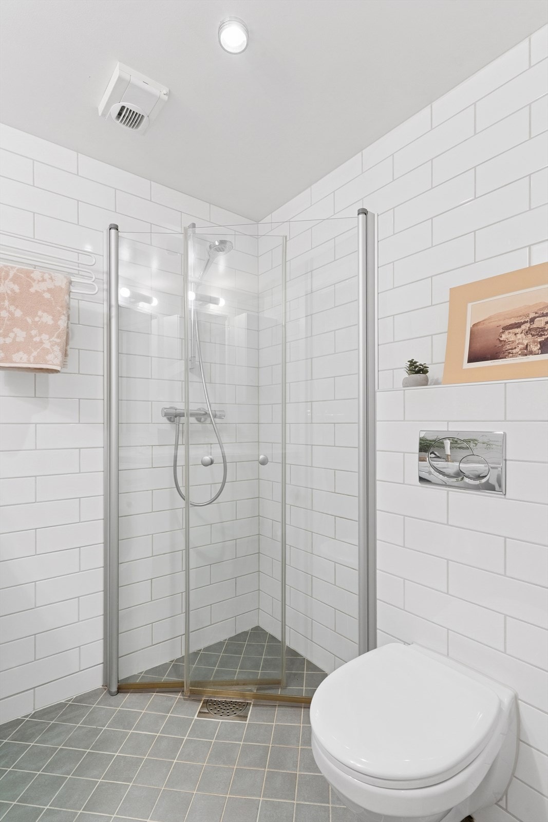 Dusjhjørne med inn-utadslående dusjvegger for optimal arealutnyttelse. Galleribilde