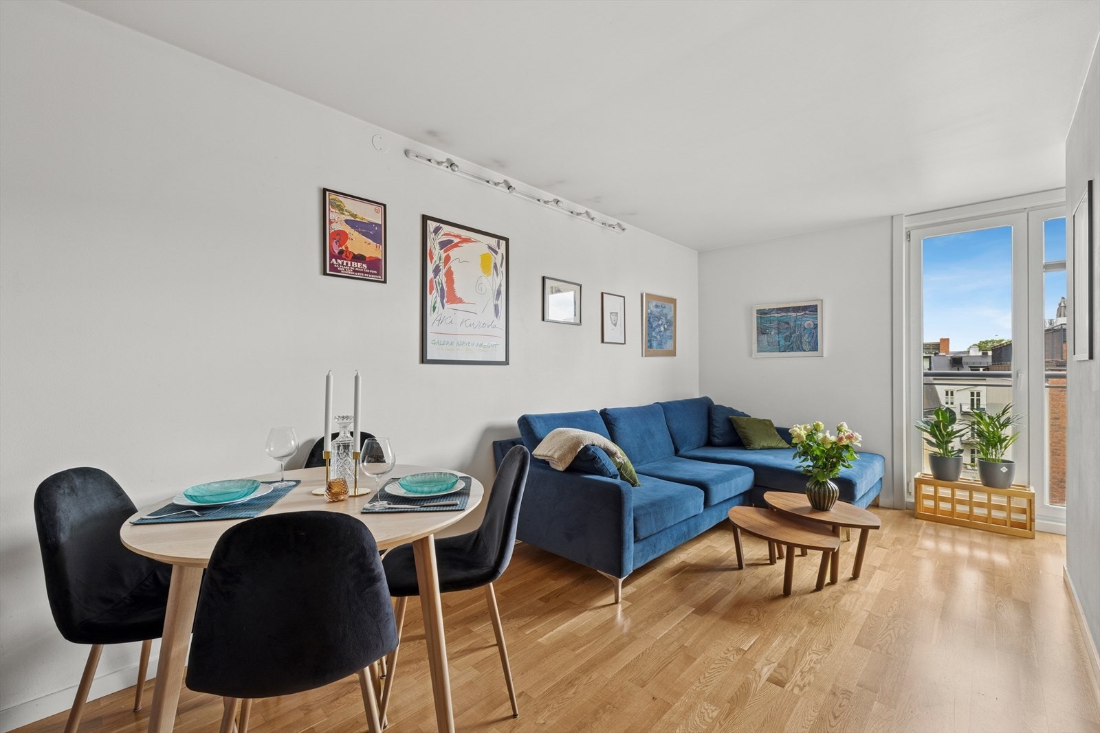 Gulvet er kledd i parkett og veggene er belagt med en lys nyanse. Galleribilde