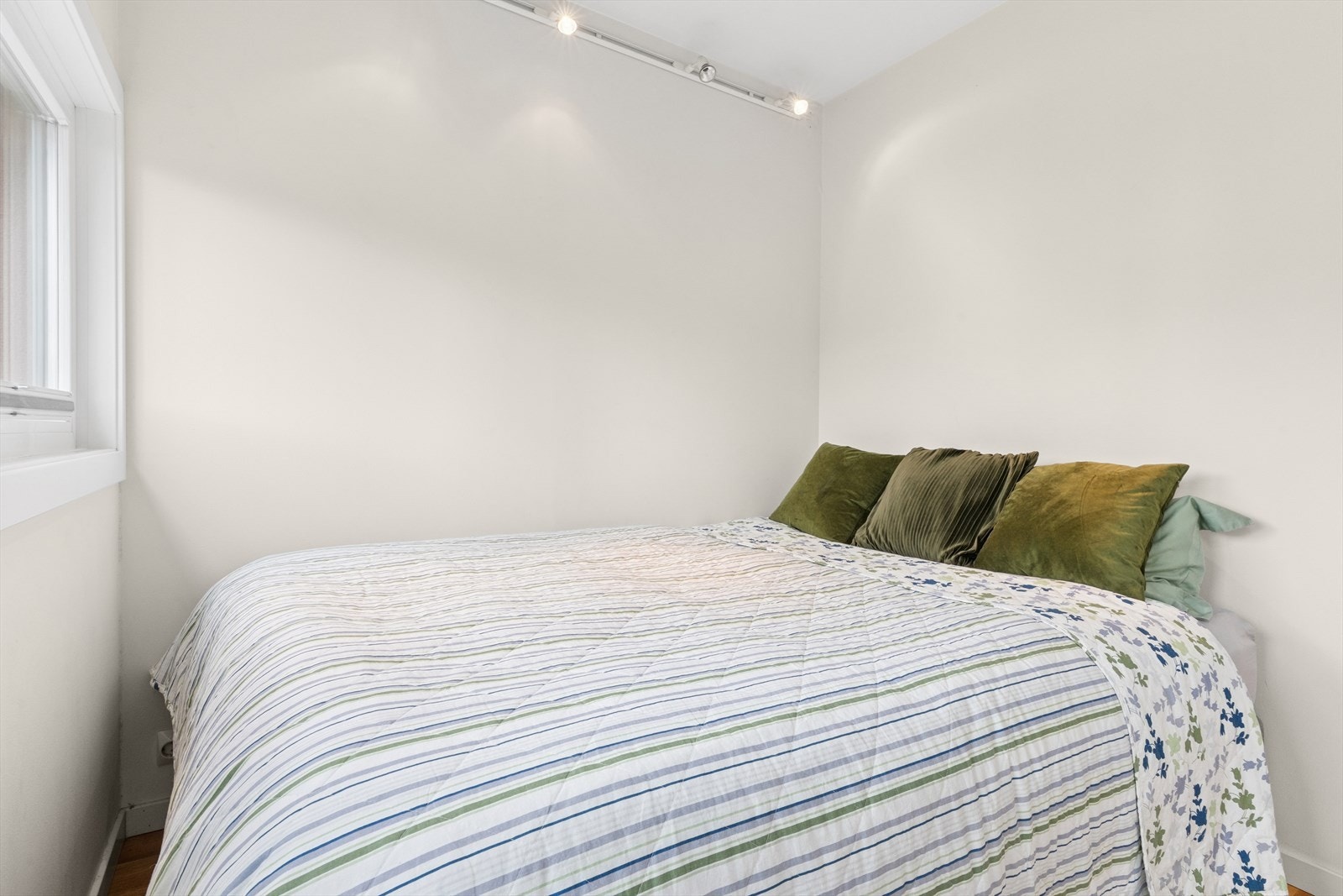 Soverommet er kledd i en lys, behagelig farge og byr på god plass til dobbeltseng. Galleribilde