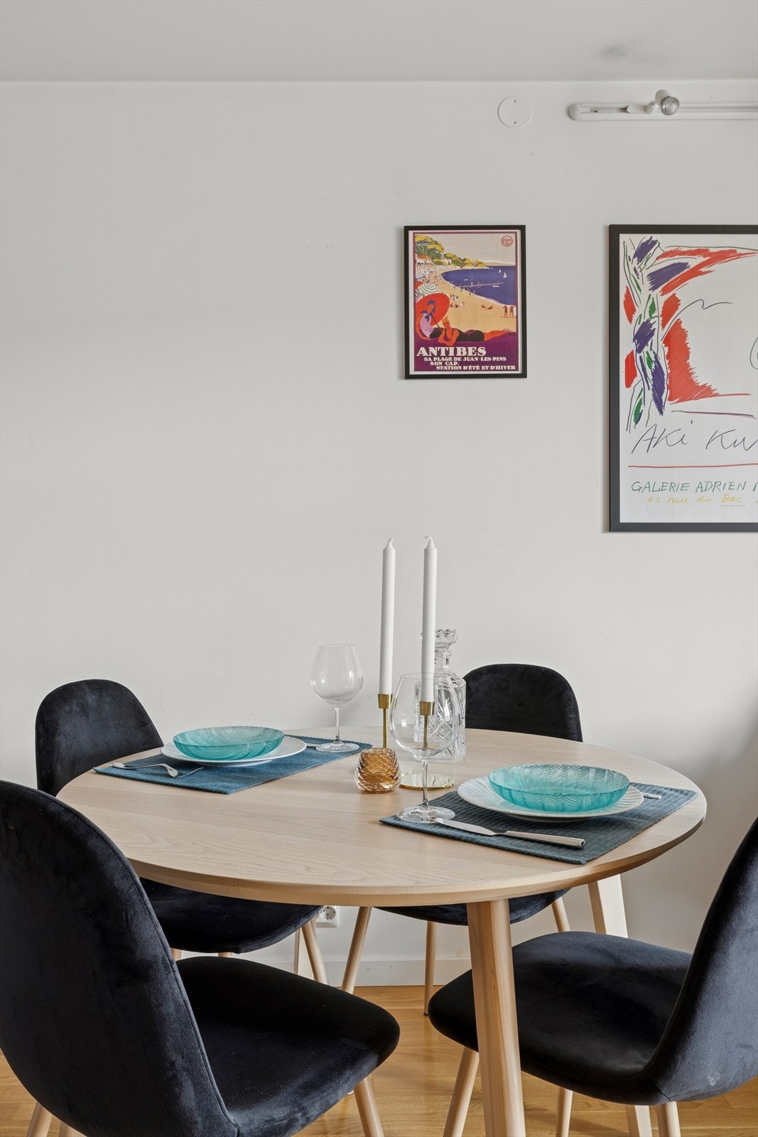 Spisebordet blir ett naturlig skille mellom kjøkken og stue. Galleribilde